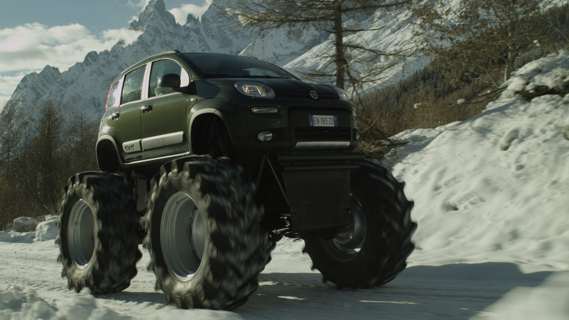 Otóż wersja monster truck łączy w sobie model cywilny pandy 4x4 z platformą jeepa CJ7 4200...
