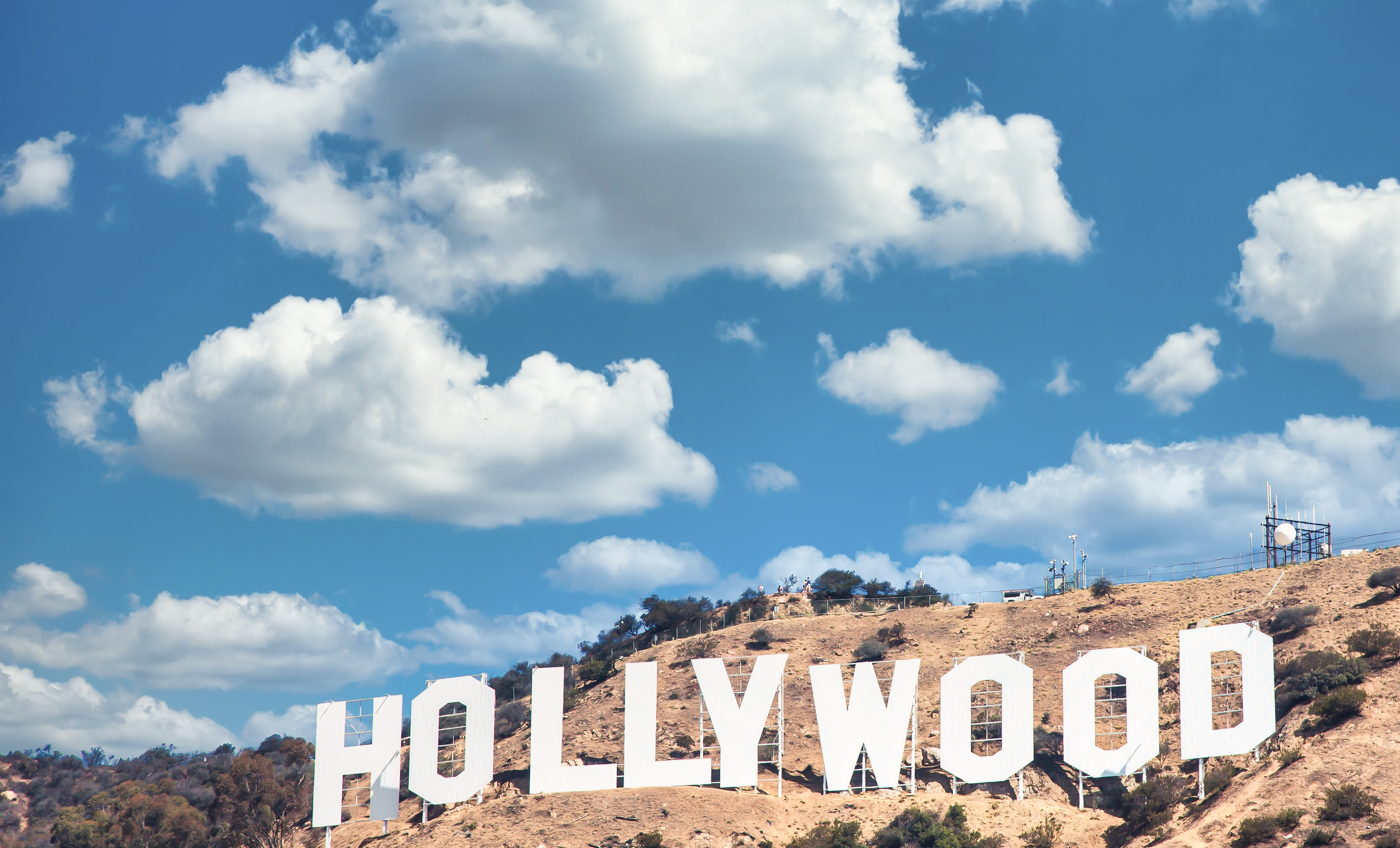 Sztrájkol Hollywood: keményen nekimentek a filmgyártóknak, a kaliforniai stúdiók előtt lázadnak a dolgozók