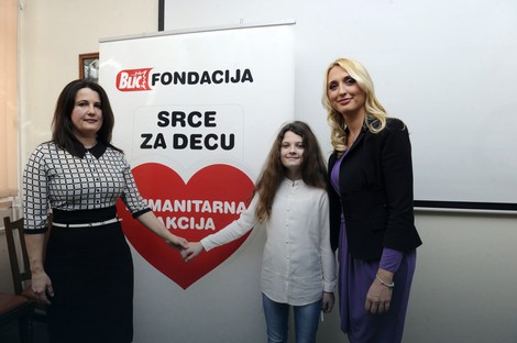 Nađa sa majkom Sanjom i upraviteljkom fondacije Jelenom Drakulić Petrović