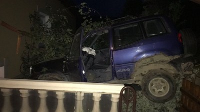 Nissanem wjechał na taras domu