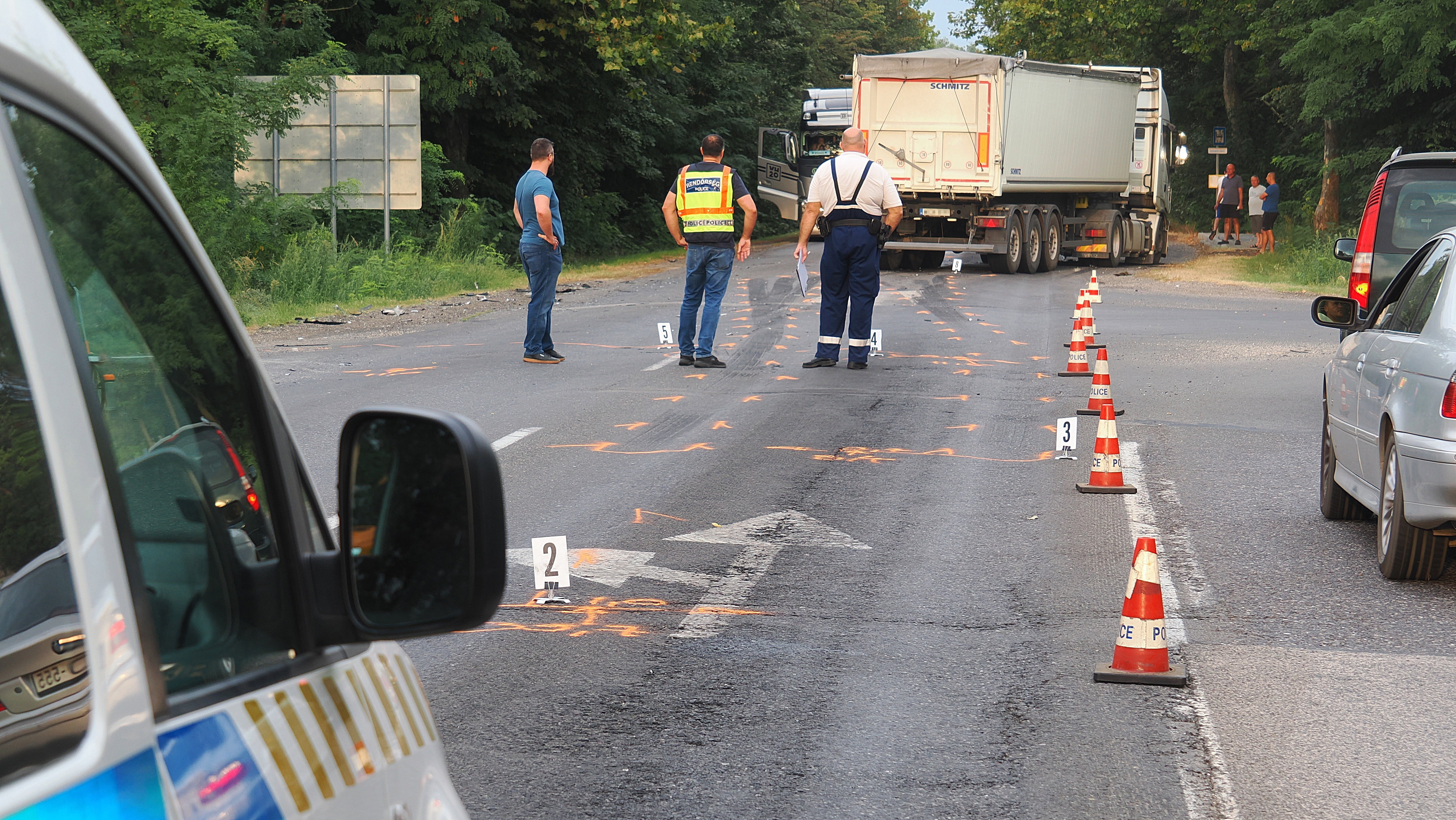 Horrorbaleset az 52-es főúton: kirepült a sofőr a kocsiból - helyszíni fotók