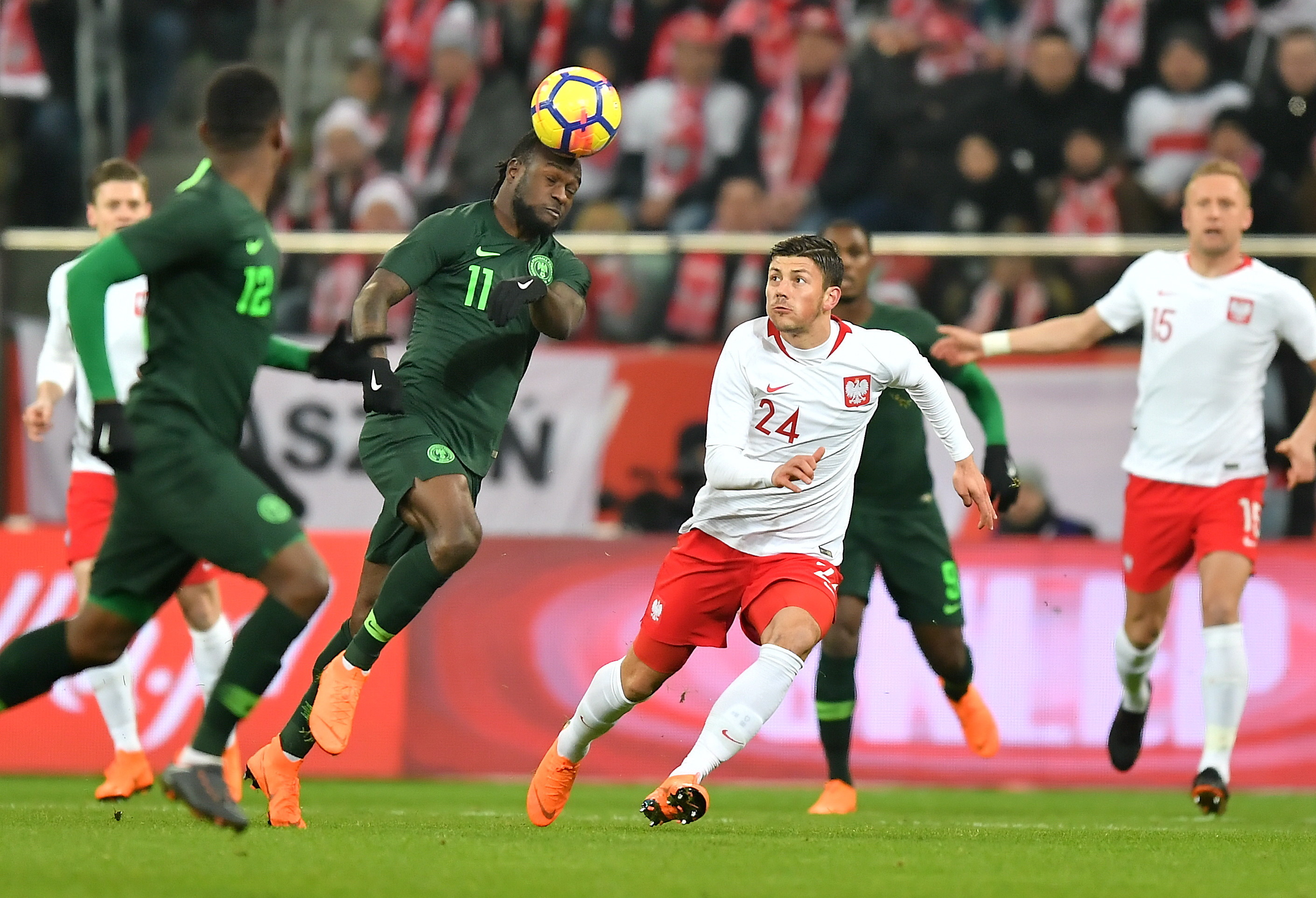 Dawid Kownacki (P) i Victor Moses (L)