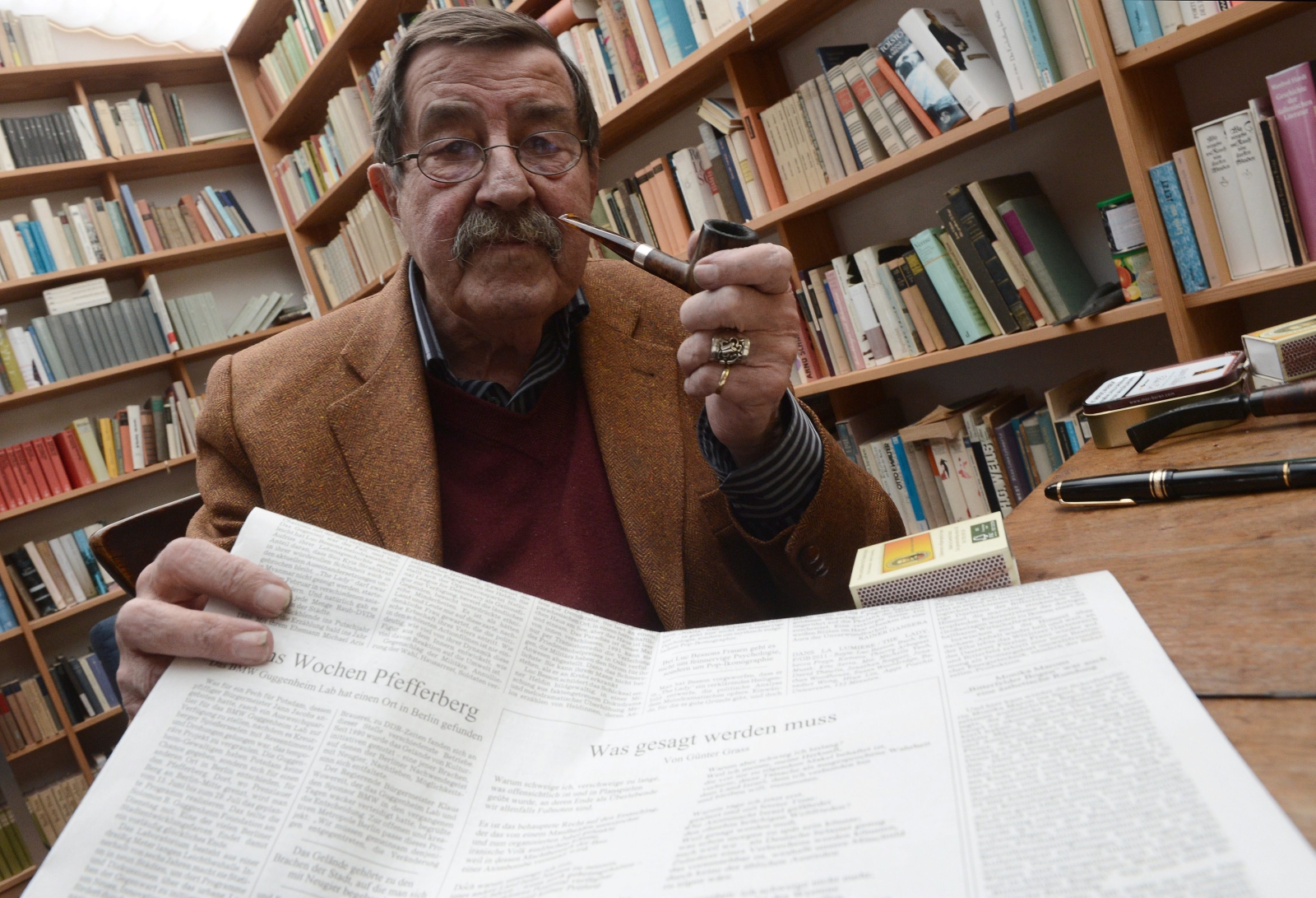 Guenter Grass z egzemplarzem gazety, która wydrukował kontrowersyjny wiersz z krytyka Izraela