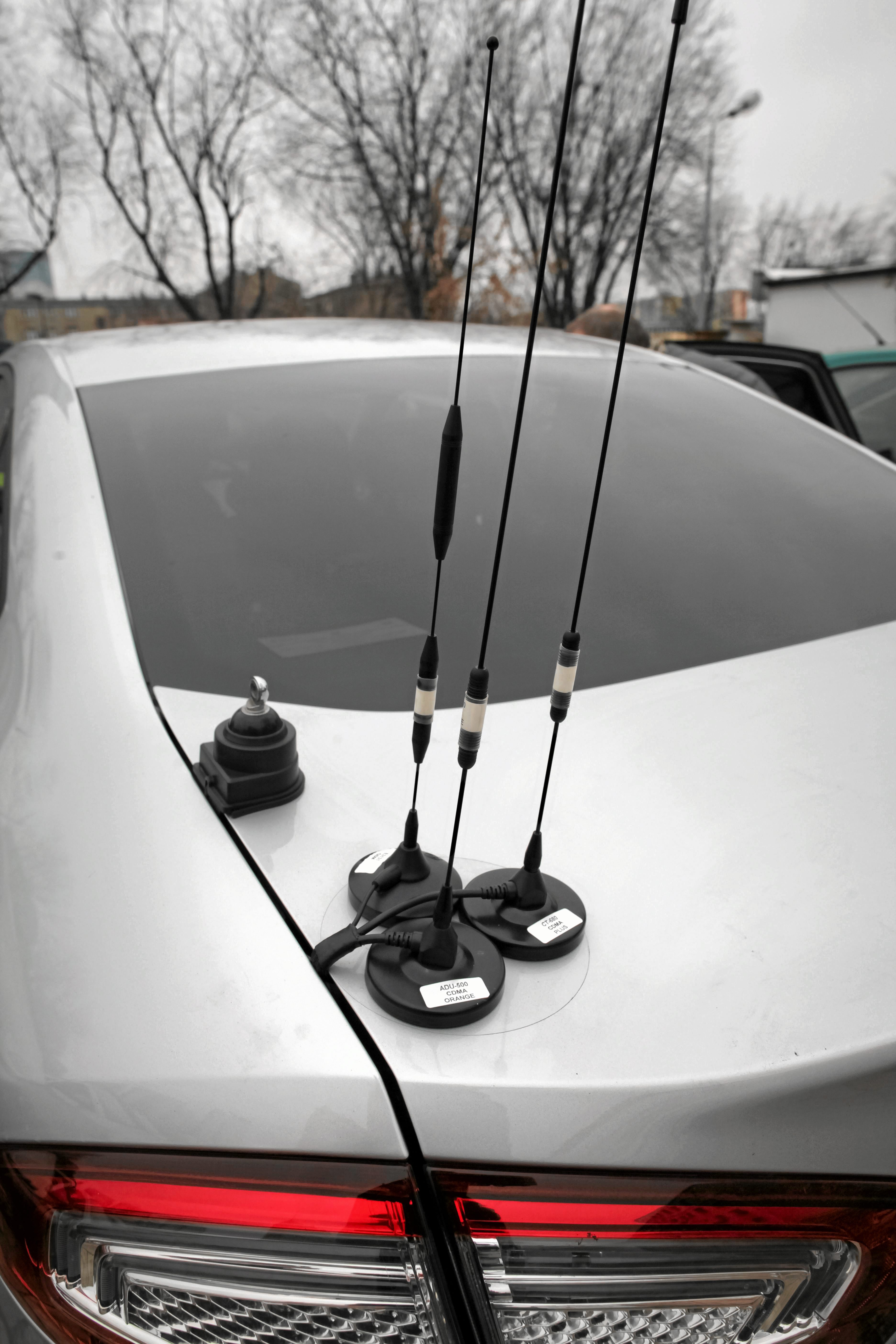 Na dachu lub klapie bagażnika samochodu łatwo można zauważyć stojące obok siebie dwie, trzy lub nawet cztery anteny. Jedna to CB, pozostałe (GSM) służą do automatycznego przesyłania zdjęć do centrali systemu za pośrednictwem sieci komórkowej. Jak polują?