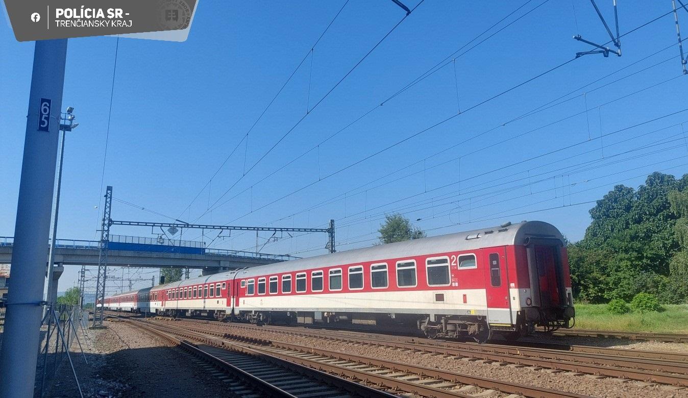 90 éves bácsi próbált felugrani az induló gyorsvonatra a trencséni állomáson, ezekben a percekben is küzdenek érte a kórházban