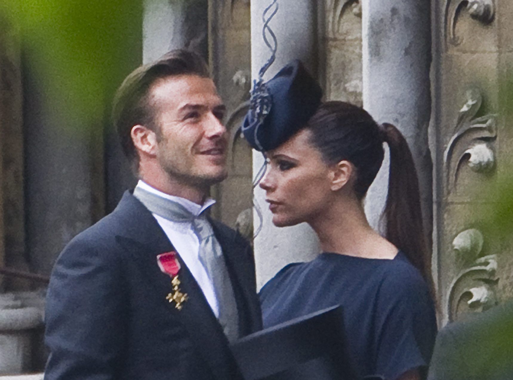 Victoria Beckham - na zdjęciu z mężem Davidem - postawiła na strój własnego projektu i klasyczną czerń
