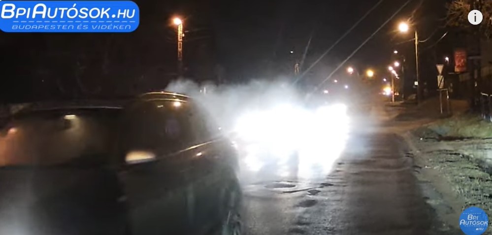 Lángoló utastérrel krúzoló autós tűnt fel az éjszakában: döbbenetes videó