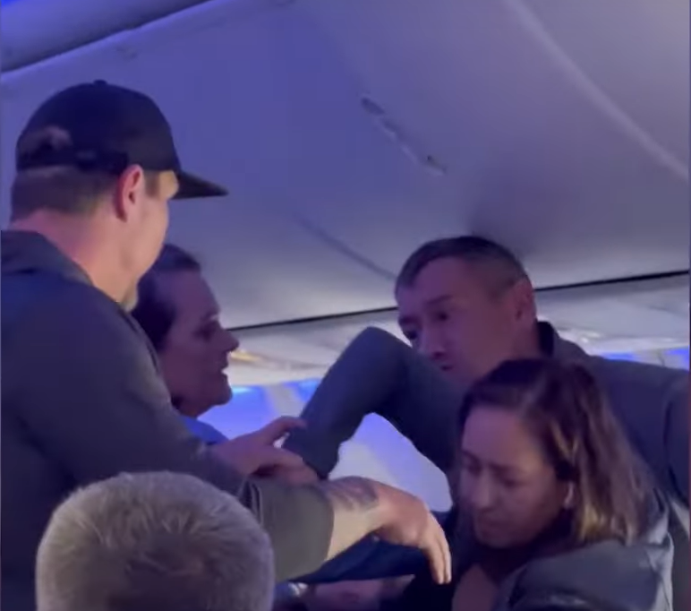 Elképesztő jelenetek a repülőgépen: úgy bombázta ütéseivel utastársát egy férfi, mintha csak a ringben lett volna - videó