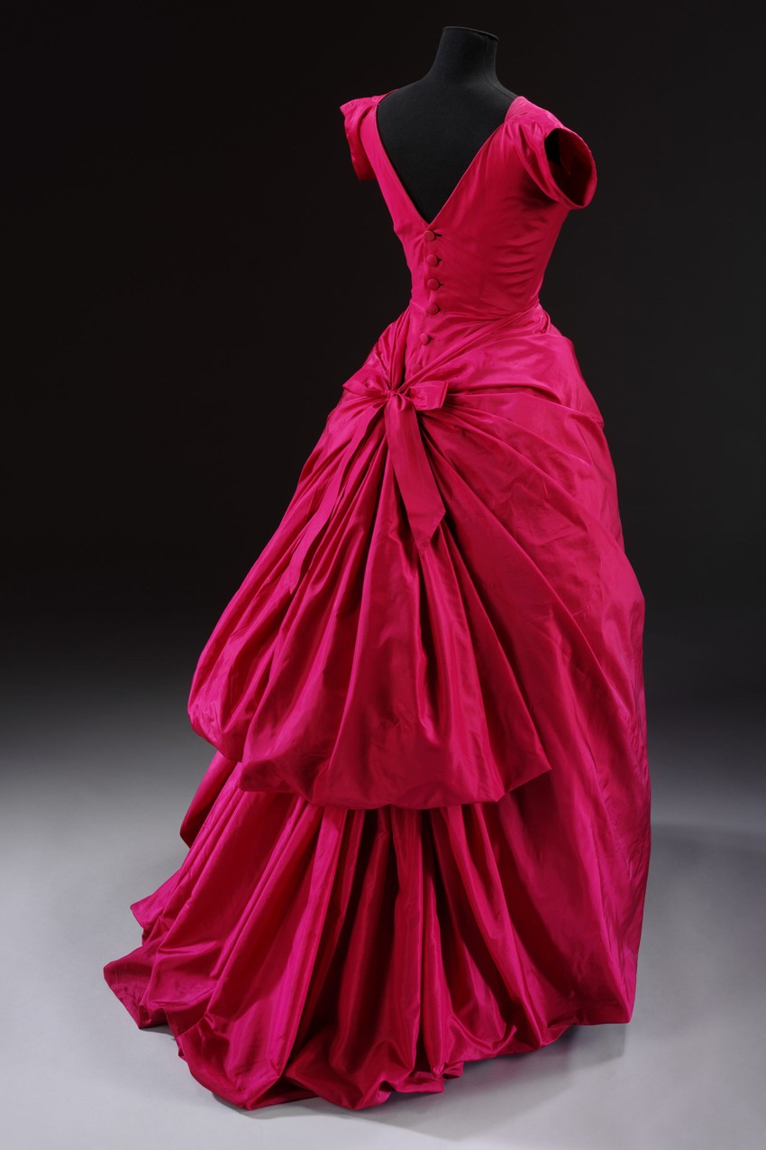 Suknia Christobala Balenciagi z 1955 r. będzie pokazana na wystawie w Victoria & Albert Museum
