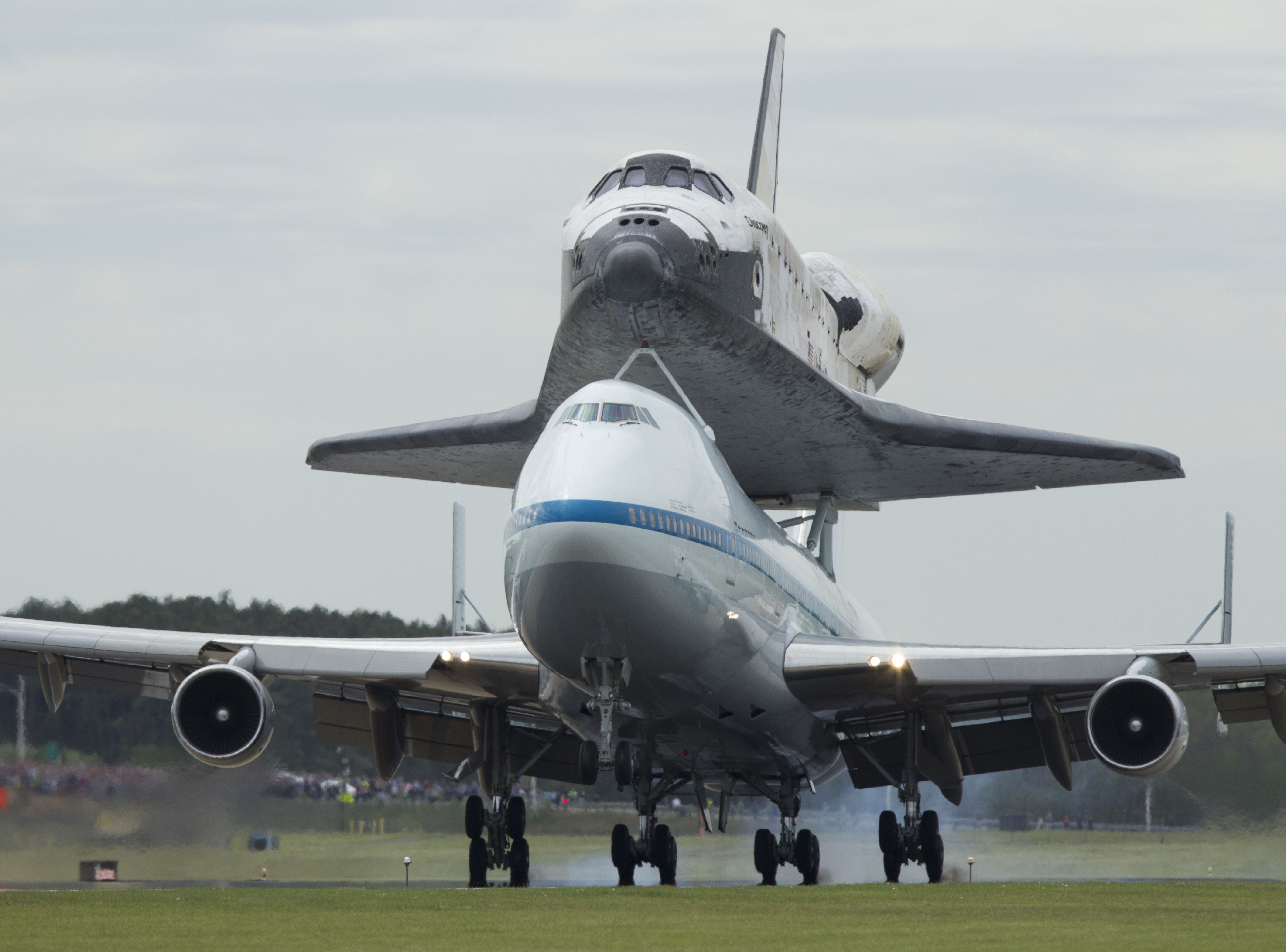 Dwa pozostałe promy kosmiczne NASA - Endeavour i Atlantis - również zostaną w bieżącym roku przekazane na cele muzealne. Pierwszy z nich znajdzie się w Kalifornijskim Centrum Nauki w Los Angeles, a drugi będzie eksponowany w ośrodku kosmicznym im. Kennedy'ego na przylądku Canaveral