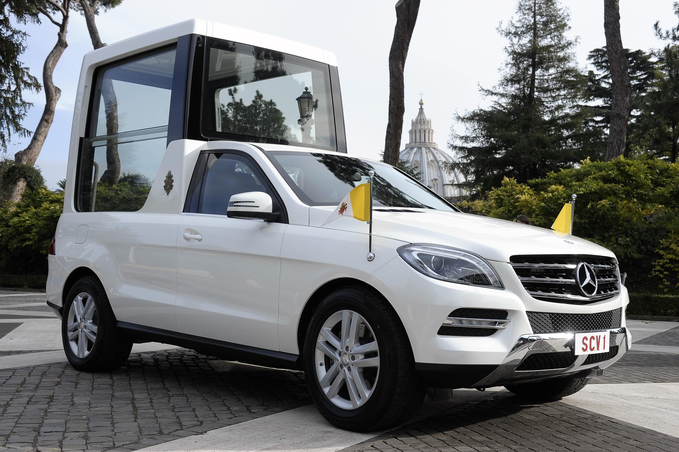 Nowe papamobile będzie można je przewozić samolotem i wykorzystywać w podróżach papieża. Przypominamy, że Mercedes jest głównym dostawcą papamobile od 1930 roku...