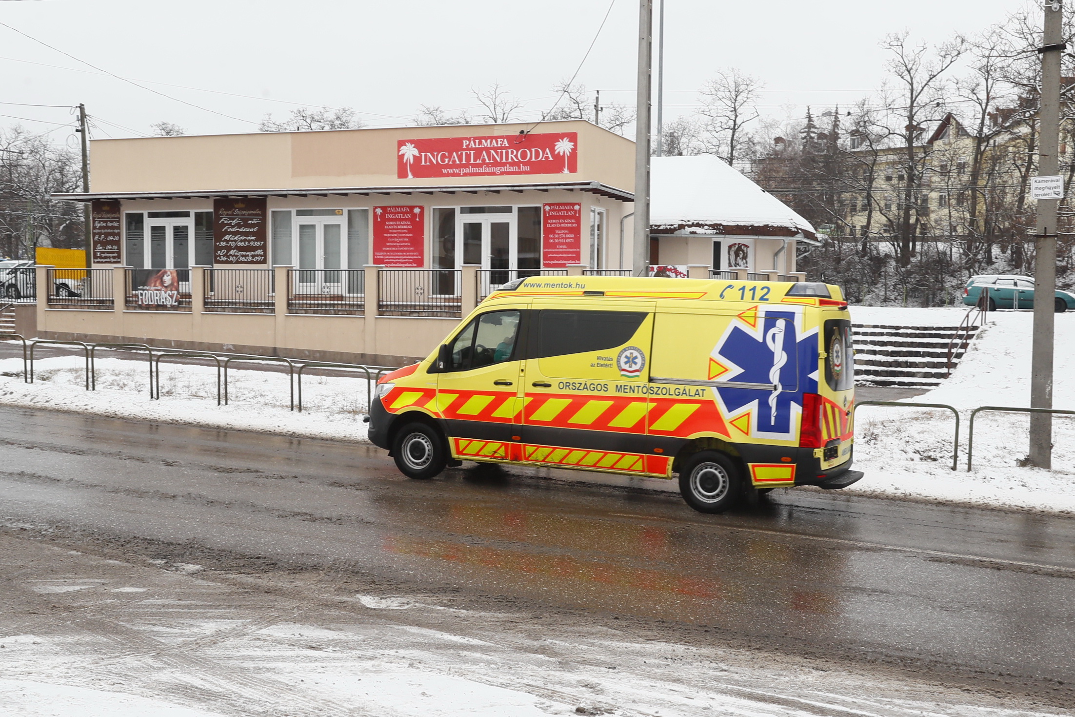 Hókáosz: gyereket szállító mentőbe csapódott egy autó Budapesten