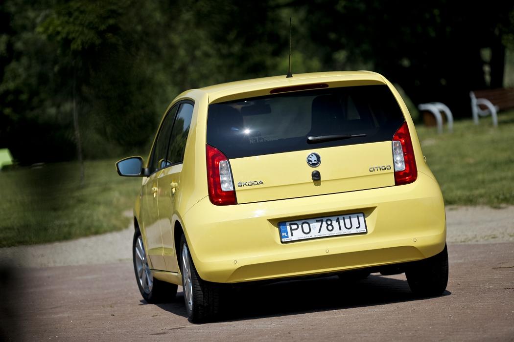 Najlepsze zostawiliśmy na koniec. Trwająca aktualnie wyprzedaż aut z 2012 roku daje możliwość kupienia pięciodrzwiowego citigo z wyposażeniem elegance obejmującym m.in. kierownicę obszytą skórą, klimatyzację, czujniki parkowania i światła przeciwmgłowe z tyłu i z przodu za - uwaga! - 35 tysięcy złotych. Okazja? Naszym zdaniem tak.