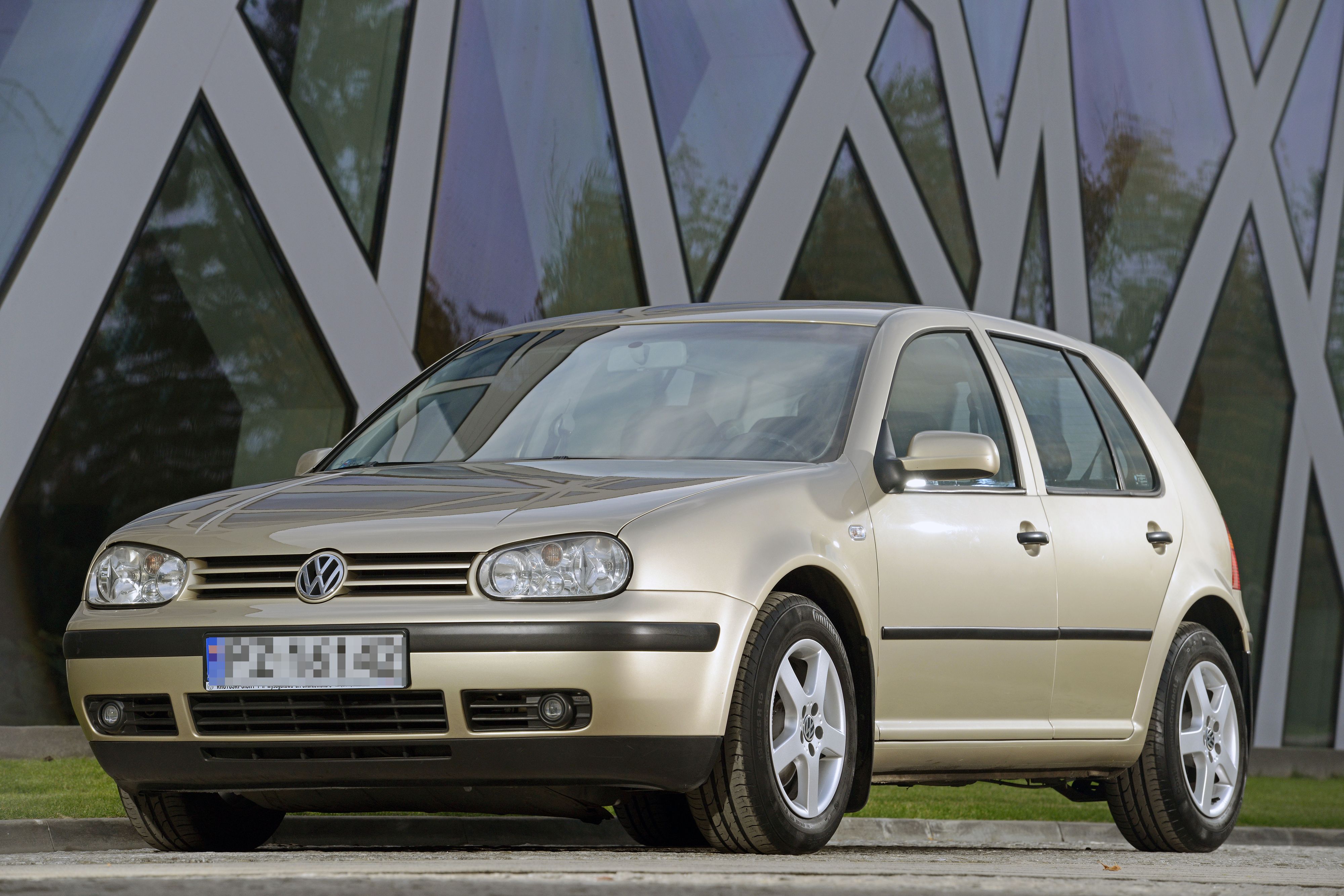 Radosław Sikorski w oświadczeniu majątkowym ma też wpisanego volkswagena golfa IV z 2001 roku. Przypominamy, golf IV generacji zadebiutował latem 1997 roku. Linie nadwozia narysował były designer Audi Hartmut Warkuss.