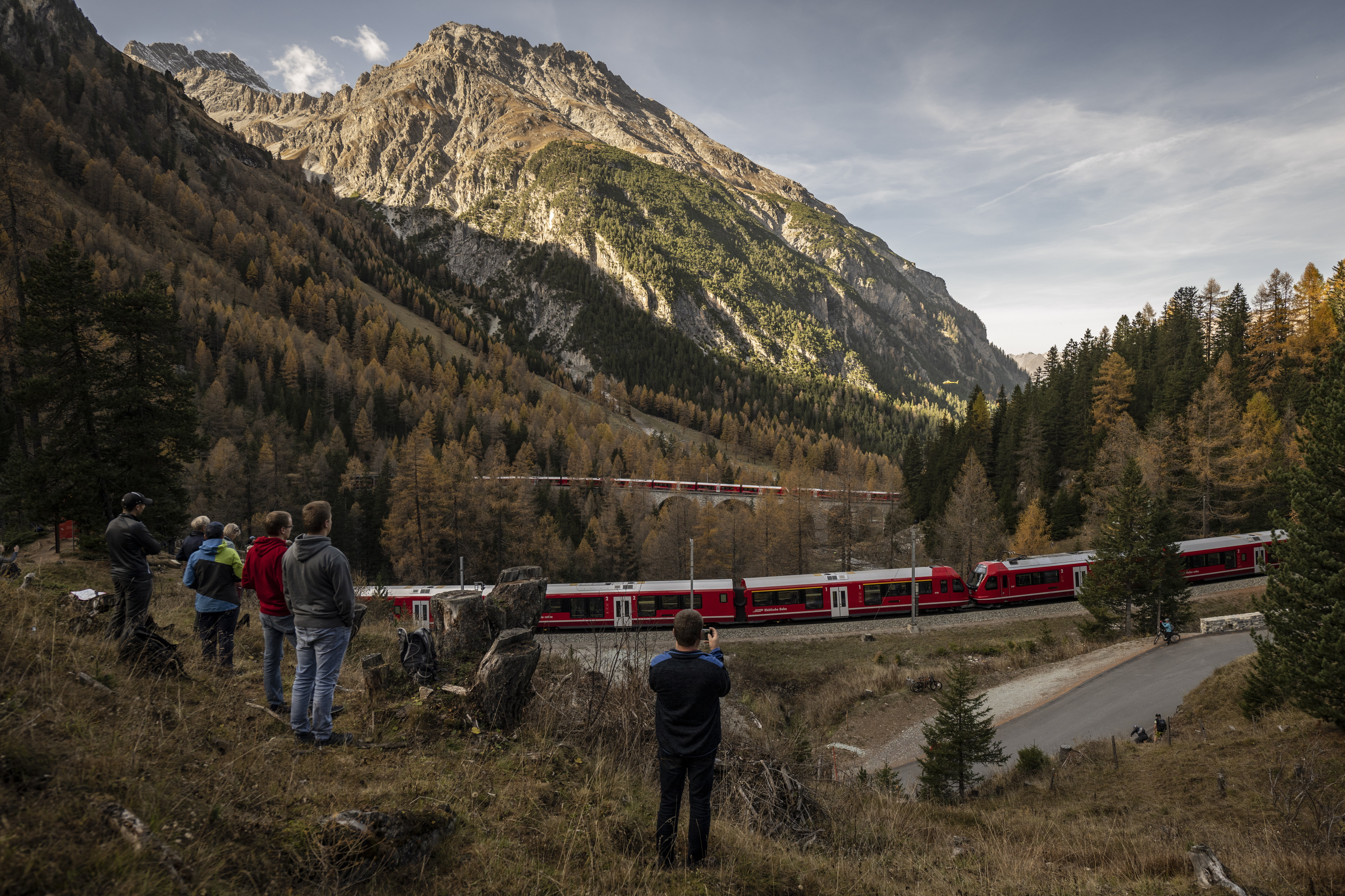 Megdőlt a harminc éves világrekord: két kilométeres vonatszörny zakatolt át  Svájcon - fotók! - Blikk