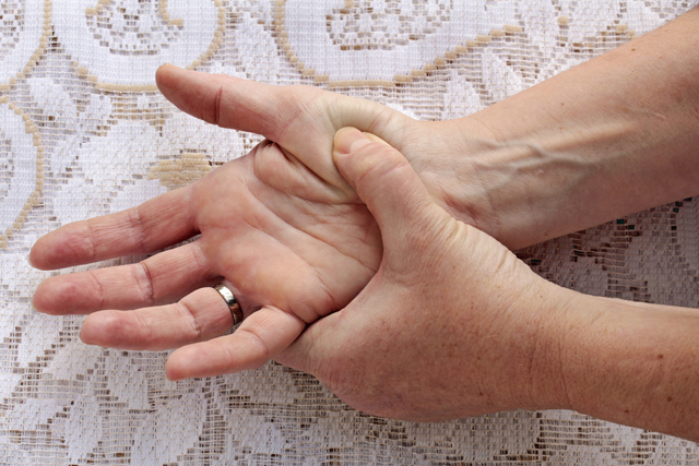 Lábízület patológia kezelése, Fájdalom lokalizációja a hüvelykujj ízületében