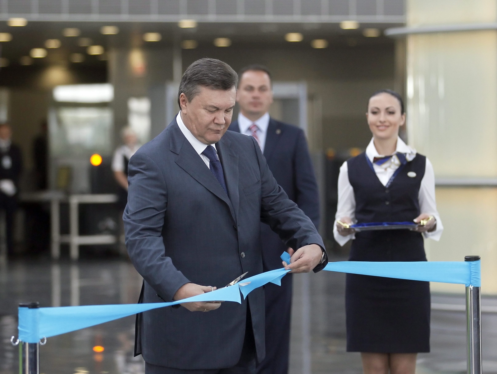 Prezydent Wiktor Janukowycz przecina wstęgę