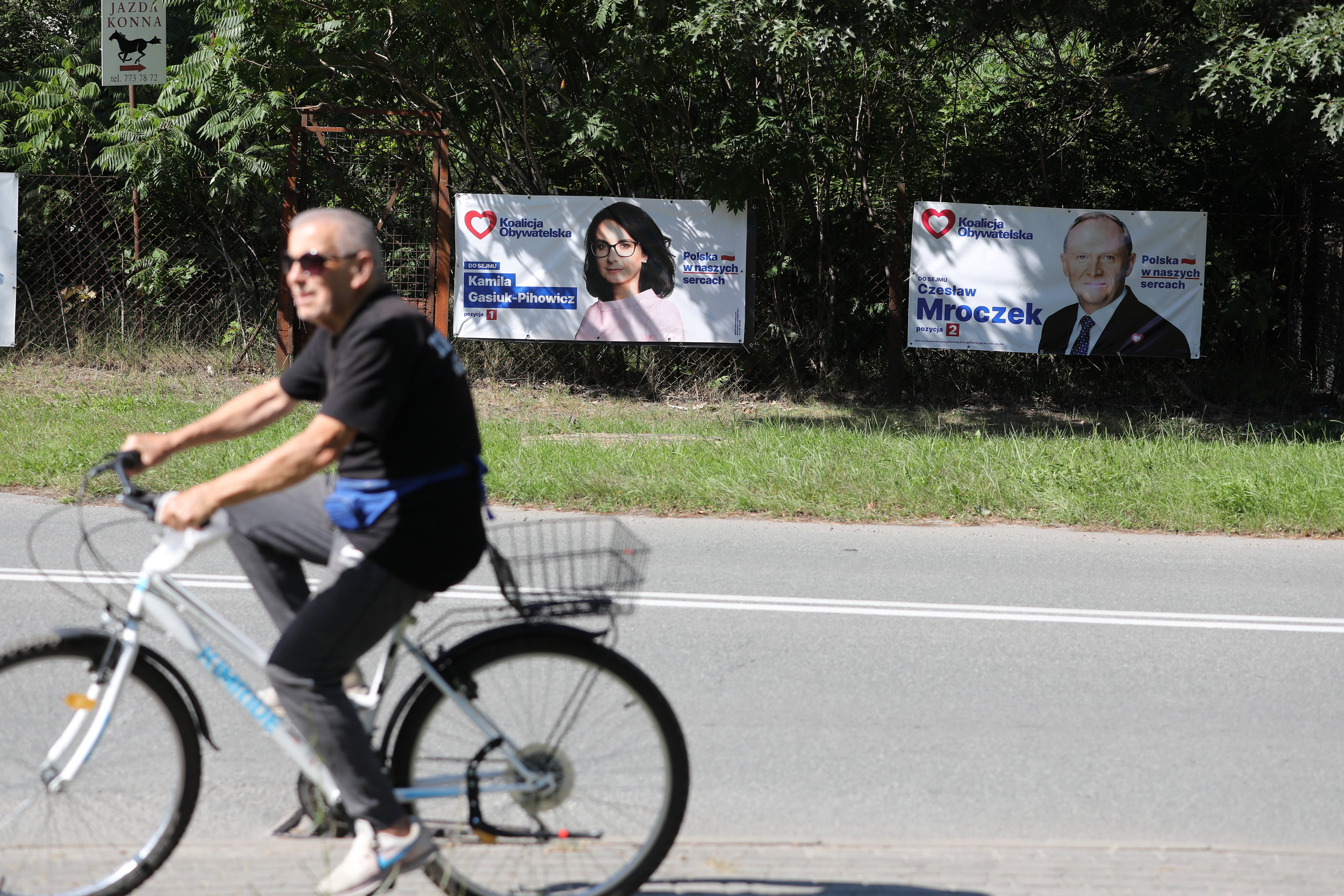 Kampania wyborcza w Sulejówku. Banery Kamili Gasiuk-Pihowicz i Czesława Mroczka.