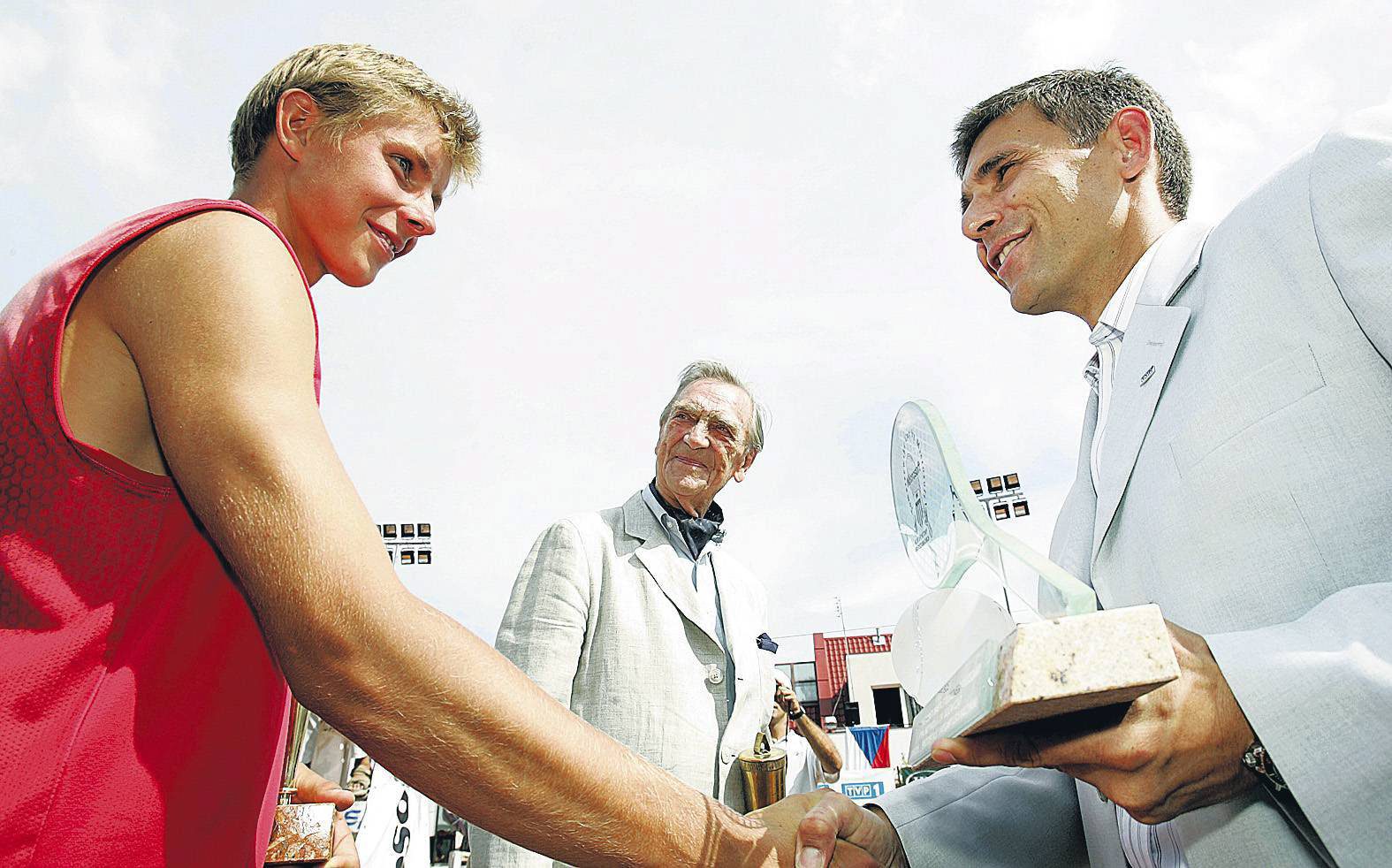 Rok 2005 - Turniej Kadetów o Puchar Bohdana Tomaszewskiego. Patron i Robert Korzeniowski gratulują zwycięzcy.