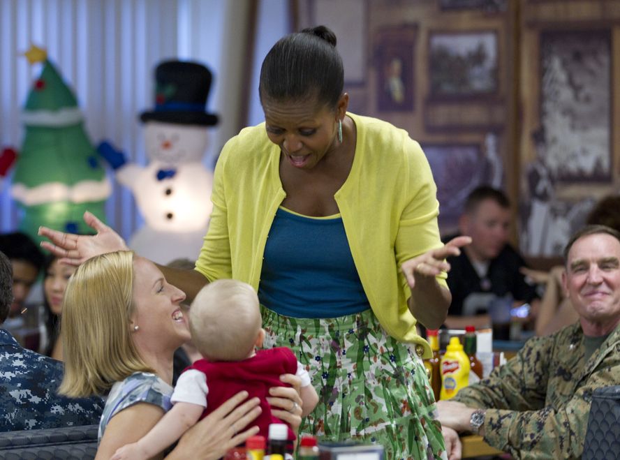 Michelle Obama w kolorowych kreacjach na wakacjach na Hawajach. Kardigan w neonowym odcieniu żółci prezydentowa prezentowała już wielokrotnie