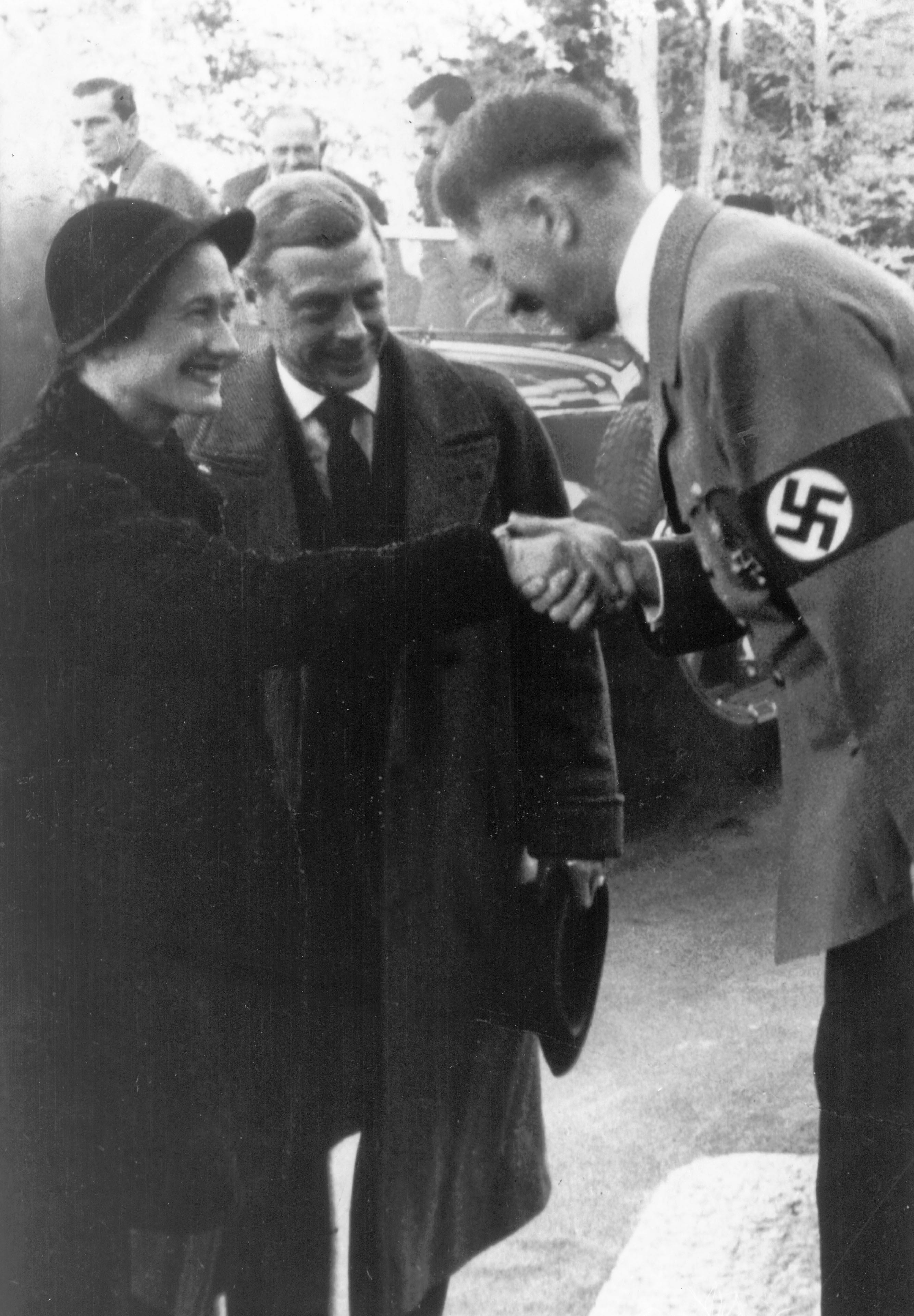 Po I wojnie światowej wielu Anglików uważało, że Niemcy zostały potraktowane zbyt surowo.  Edward VIII (pośrodku), a zwłaszcza jego żona Wallis Simpson, nie kryli fascynacji Hitlerem. Berghof, 20 października 1937 r. 