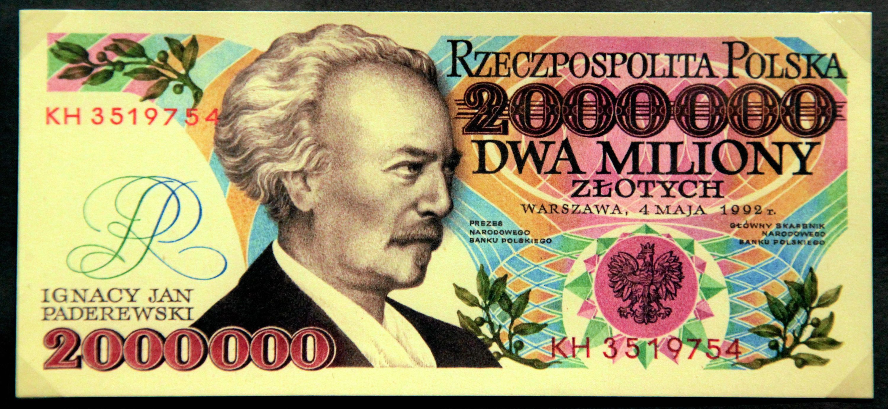 Mówi się o nim, że jest jedynym artystą, którego dzieła znają wszyscy, obcując z nimi na co dzień. Andrzej Heidrich projektuje banknoty na zlecenie Narodowego Banku Polskiego już od lat 60. XX wieku. Ale spod jego ręki wychodzą nie tylko banknoty. Artysta wyrysowywał również znaczki pocztowe, karty pocztowe, różne znaki graficzne, ale również patenty oficerskie, wzory paszportów oraz dowodów osobistych. Opracowywał również herby miast polskich, projektował orzełki na czapkach wojskowych, odznaki policyjne, przygotował także poprawki w godle państwowym, obecnie obowiązujące. <BR><BR> Można zaryzykować stwierdzenie, że gdzie się nie obejrzymy, trafiamy na dzieło Andrzeja Heidricha. Muzeum Historyczne we Wrocławiu pokazało projekty banknotów tego wybitnego grafika. Także te, które nigdy nie weszły do obiegu...
