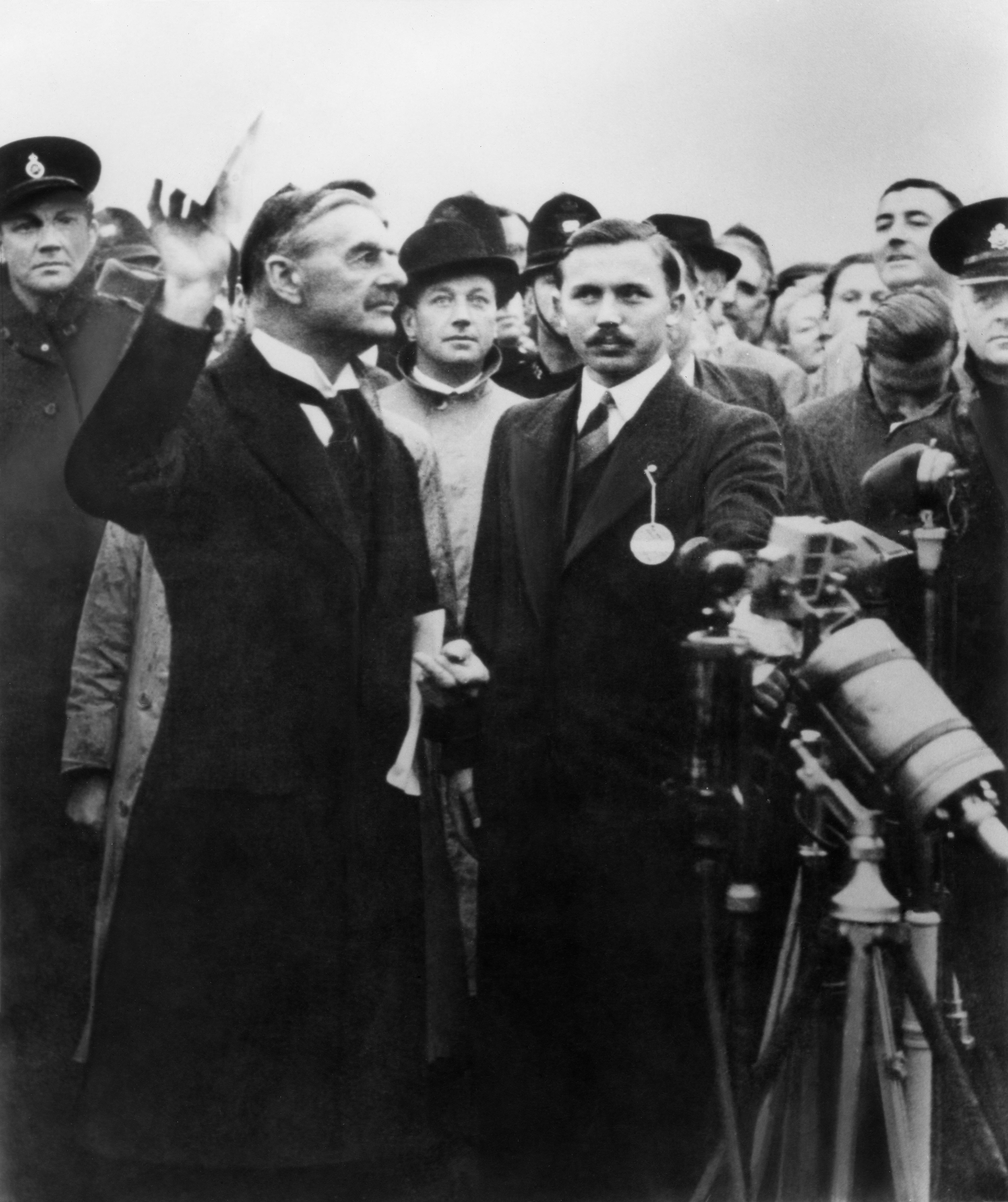 Brytyjski premier Neville Chamberlain przemawiający do tłumu na lotnisku Heston po rozmowach w Niemczech z nazistowskim przywódcą Adolfem Hitlerem