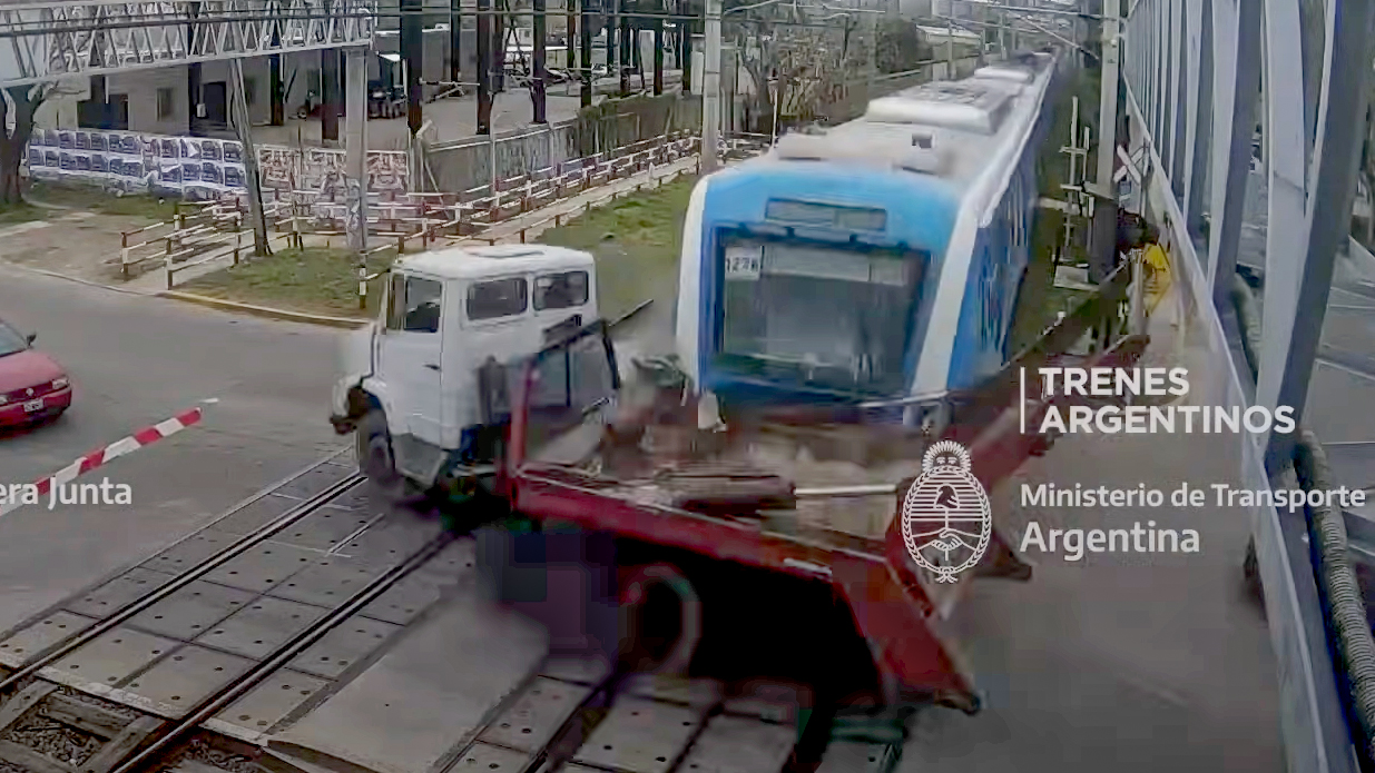 Brutális videó: így vágta ketté egy száguldó vonat az autót