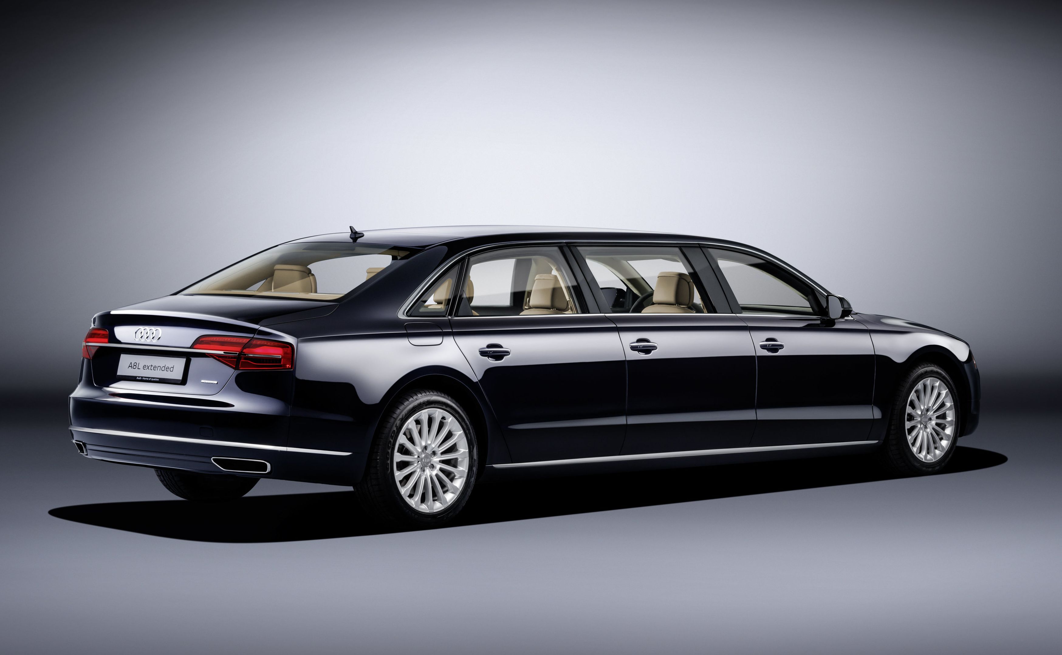 Nowe audi A8 L extender powstało po skomplikowanej operacji. Niemieccy inżynierowie