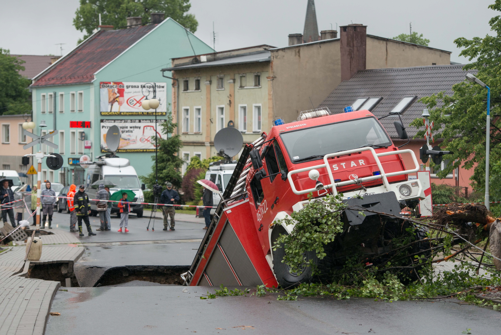 Wóz strażacki wpadł w wielką wyrwę w jezdni