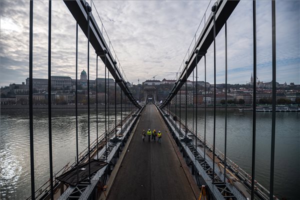 Ezt látni kell! Megrakott kamionok hada lepte el a Lánchidat: így alakult a próbaterhelés – fotók