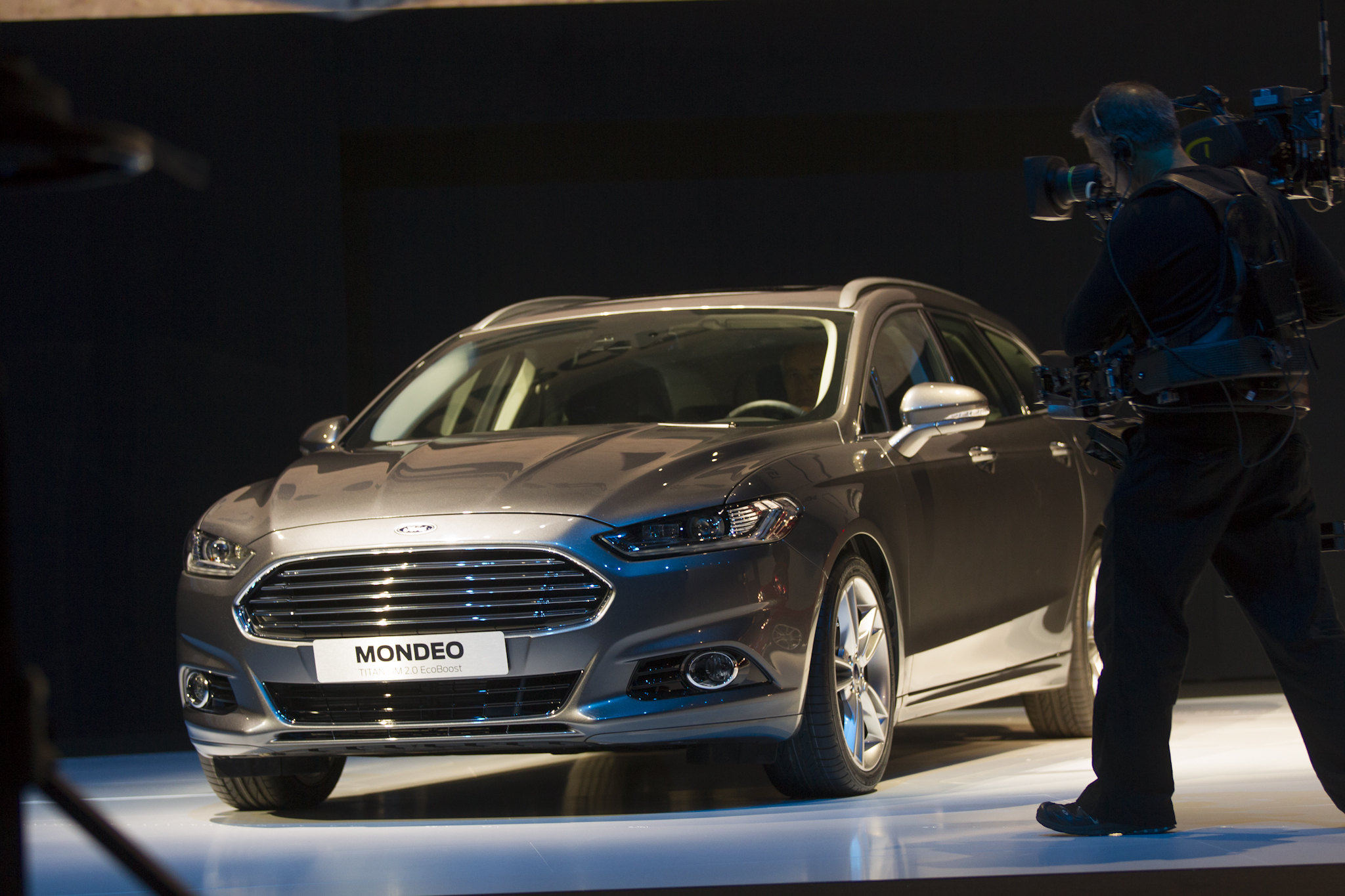 W najtańszej i podstawowej wersji ambiente plus nowy ford mondeo jest wyposażony w klimatyzację, sześć poduszek powietrznych w tym kurtynowe, 16-calowe alufelgi, radio CD z możliwością odtwarzania MP3 (6 głośników). Na liście są również układy kontroli trakcji, stabilizacji toru jazdy, hamowania awaryjnego czy wspomagania ruszania na wzniesieniu. Seryjnie montowany system Ford MyKey pozwoli dzięki specjalnemu kluczykowi zaprogramować ograniczenia maksymalnej prędkości i głośności audio oraz zablokować możliwość wyłączenia systemów bezpieczeństwa, a także uruchomienia silnika bez zapiętych pasów.