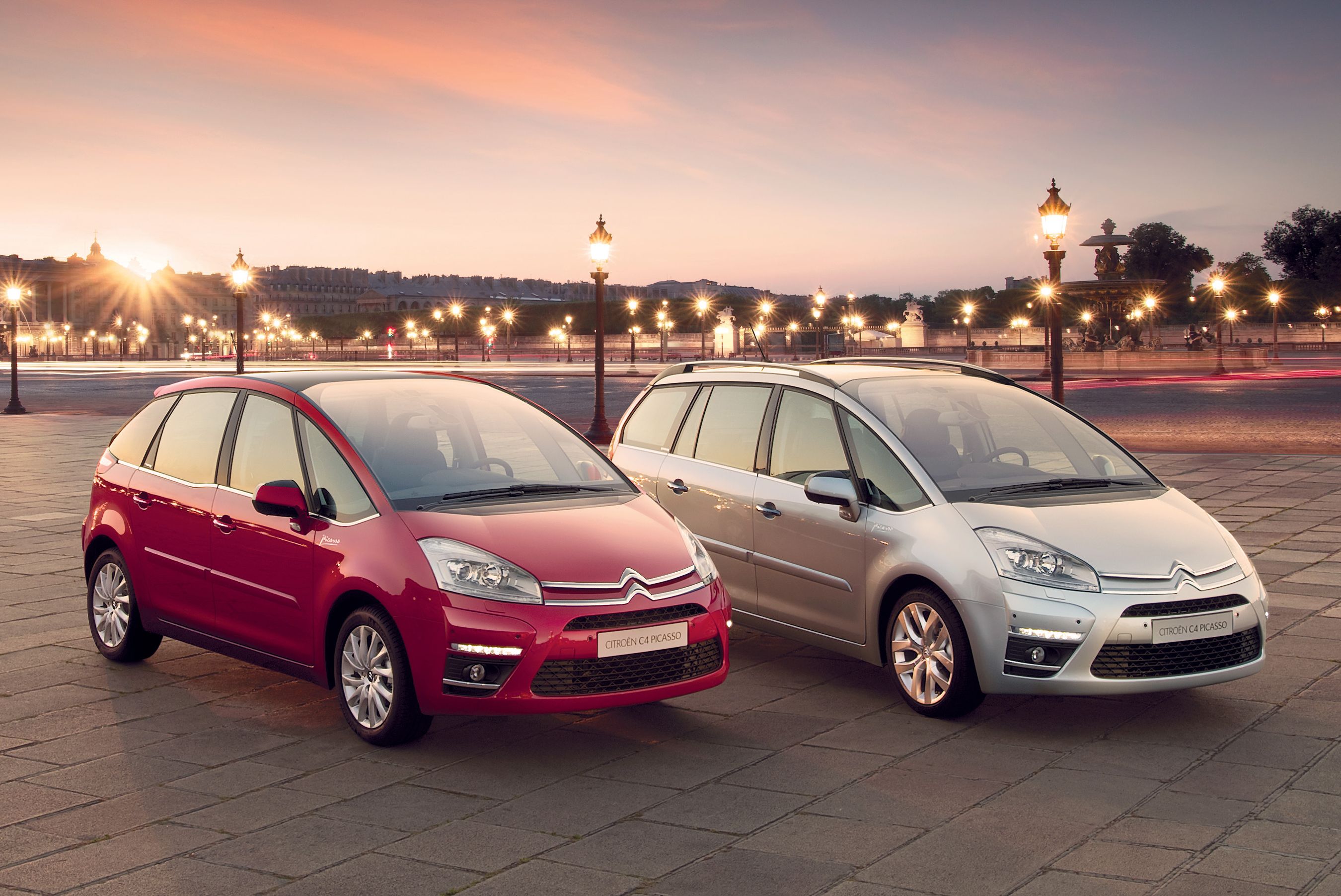 Najsolidniejszy używany van 2014 roku to citroen grand C4 picasso (srebrny na zdjęciu). Najlepszym wyborem będzie model napędzany silnikiem wysokoprężnym 1.6 HDi z 2010 roku.