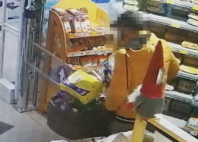 Biciklivel vontatta maga után a lopott áruval megtömött bevásárlókocsit a mezőtúri férfi - nem ez volt az első ilyen eset