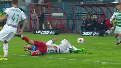 Piast - Lechia (1:1): Sławczew się poślizgnął, wpadł w rywala i... wyleciał z boiska