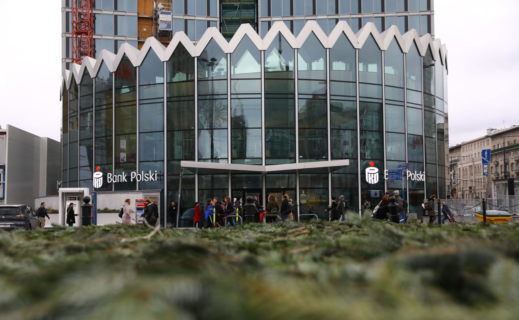 Na zewnętrzne patio została przeniesiona tablica pamiątkowa upamiętniająca ofiary katastrofy sprzed 40 lat. W lutym 1979 r. doszło do wybuchu, który spowodował zniszczenie budynku. Była to największa katastrofa powojennej Warszawy, w wyniku której zginęło 49 osób, a 135 zostało rannych.