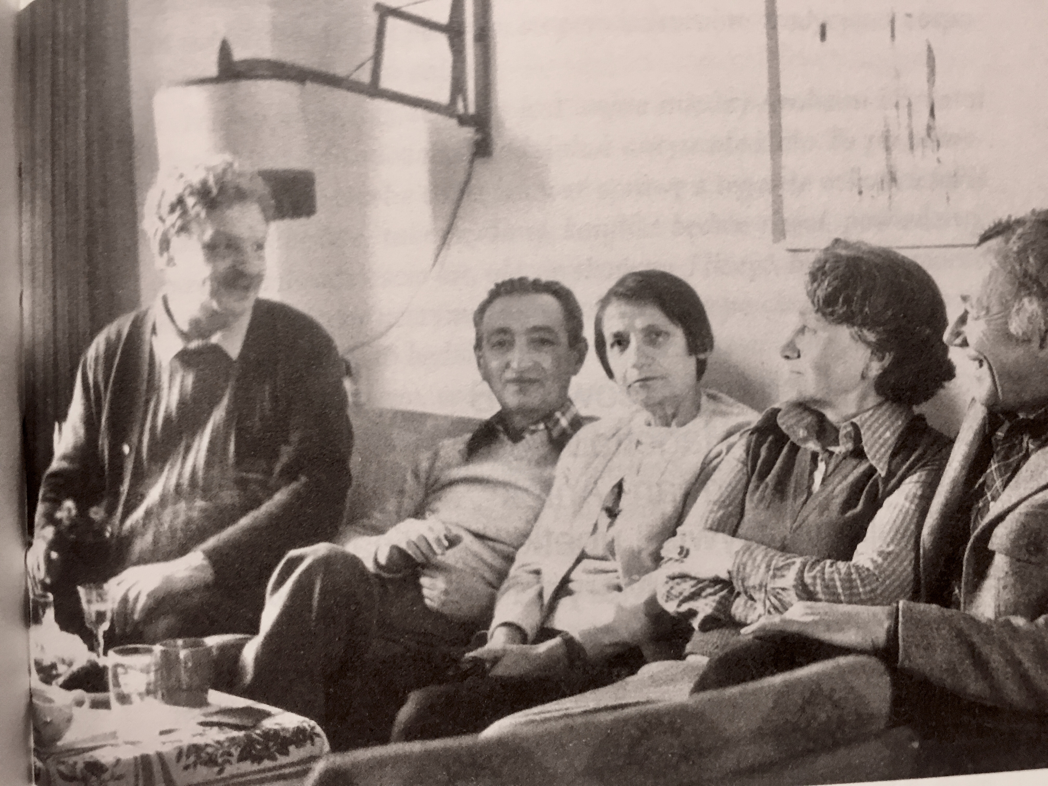Marek Edelman (drugi od lewej) z wizytą u Antka Cukiermana (pierwszy z lewej) i jego żony Cywii Lubetkin. Pierwszy z prawej: Kazik Ratajzer, ŻOB-owiec, który zorganizował resztce ocalałych bojowców wyjście kanałami z getta. Obok niego – Luba Gawisar, łączniczka ŻOB po aryjskiej stronie, kibuc Logatamej Hagetaot, 1978 r.