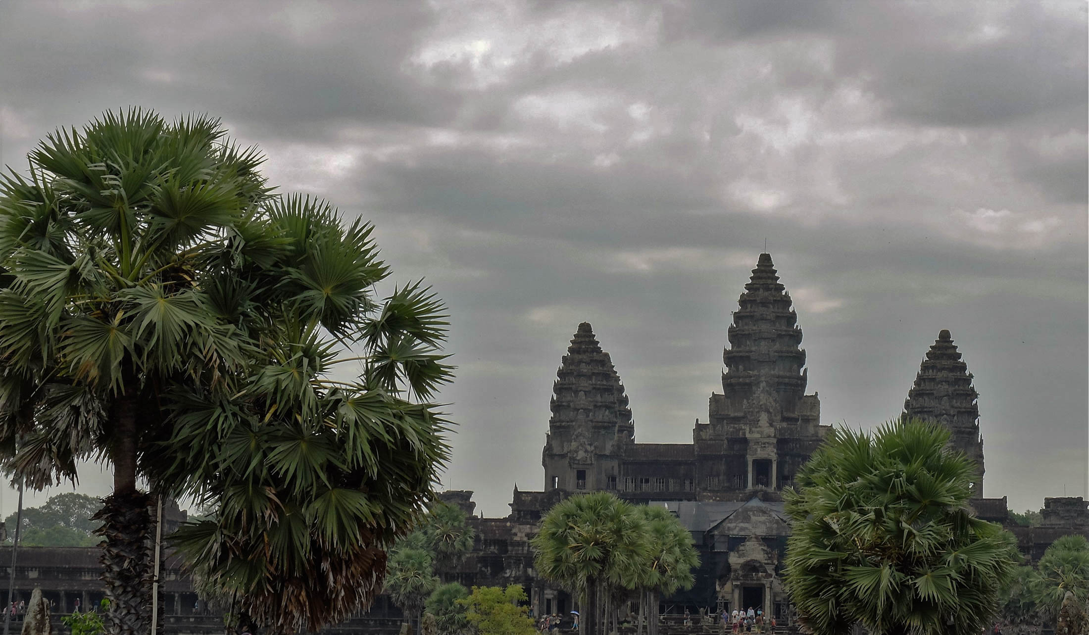 Co to jest Angkor Wat i dlaczego trzeba tam pojechać, sprawdzicie sobie na Wikipedii. Przy braku czasu kupcie bilet jednodniowy (20$, nie można płacić kartą, w kasie robią zdjęcie i trzeba mieć go zawsze przy sobie – strażnicy przy każdej świątyni żądają okazania biletu). Jeśli ruszycie wcześnie rano i narzucicie sobie spore tempo, bardzo możliwe, że dacie radę zobaczyć najważniejsze punkty (uwaga – w porze suchej lepiej wybrać opcję zwiedzania z zachodem słońca, niż zrywać się o świcie. Zdjęcia wychodzą ładniej o zmierzchu, a człowiek nie jest wtedy śpiący. W porze deszczowej to jednak ryzyko, bo popołudniami najczęściej leje i zachodzące słońce w tle kamiennych budowli chowa się za chmurami). Dla koneserów architektury i kamiennych klimatów lepsza jest wersja 2- lub 3-dniowa. 7 dni w Angkor Wat wytrzymają tylko studenci piszący pracę magisterską o początkach cywilizacji Khmerów.