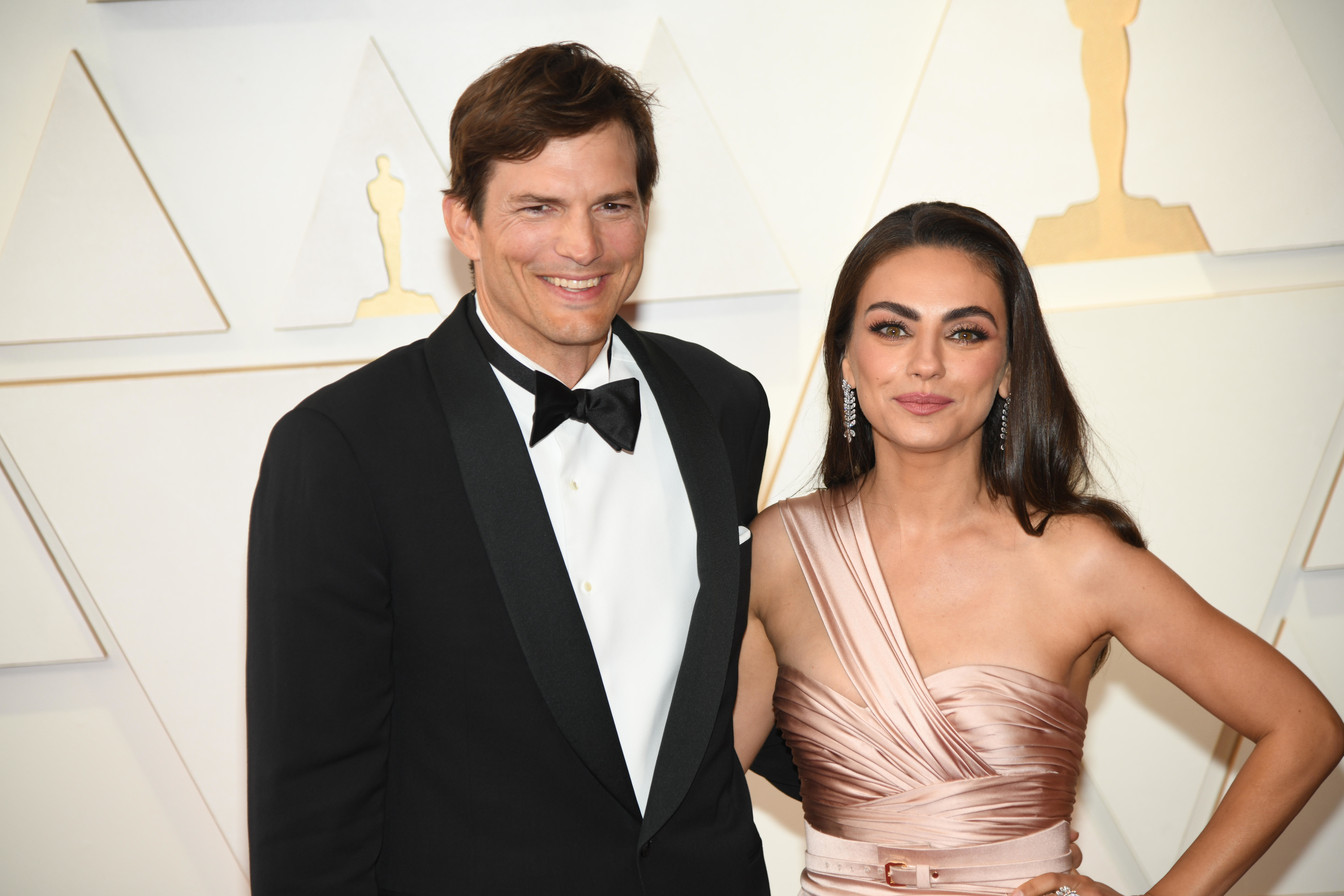 Kínos: Mila Kunis és Ashton Kutcher egy szexuális bűnözőt védtek, most nem győznek magyarázkodni