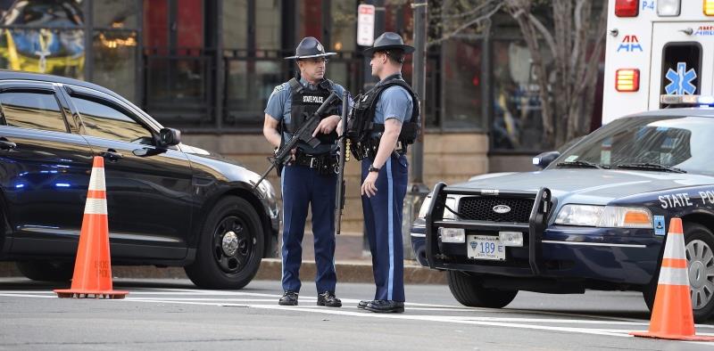 maraton w bostonie po zamachu policja karabiny panorama