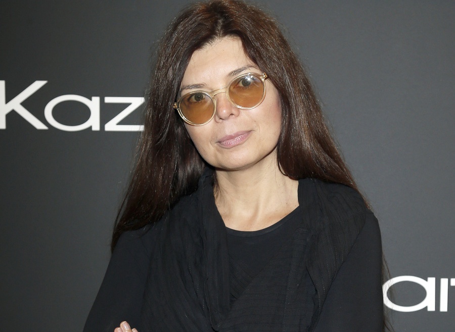 Dorota Wróblewska nie pozostawia na stroju pisarza suchej nitki: