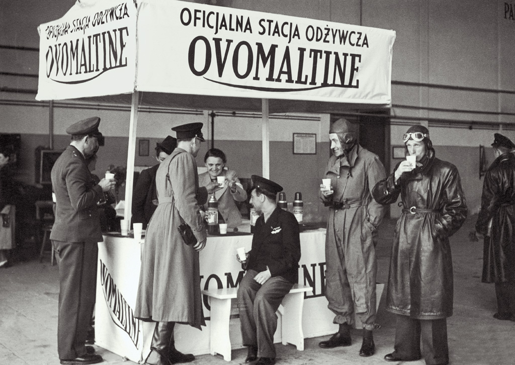 Zawody Lot Południowo-Zachodniej polski - piloci na lotnisku krakowskim Czyżyny, rok 1939