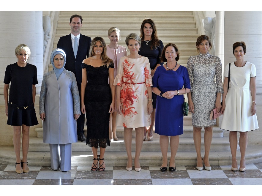 ...Tej pierwszej mocno oberwało się za dość odważną - zdaniem internautów - stylizację. Komentującym wyraźnie nie spodobało się to, że Brigitte Macron mimo dojrzałego wieku założyła tak krótką sukienkę. Wytykali jej nie tylko to, że nie dopasowała stroju do wieku, ale także do okoliczności. Pozostałe panie miały zdecydowanie bardziej zakryły nogi, a z racji tego, że do wspólnego zdjęcia pierwsza dama Francji pozowała, stojąc obok małżonki prezydenta Turcji, jej strój wydawał się szczególnie niestosowny...