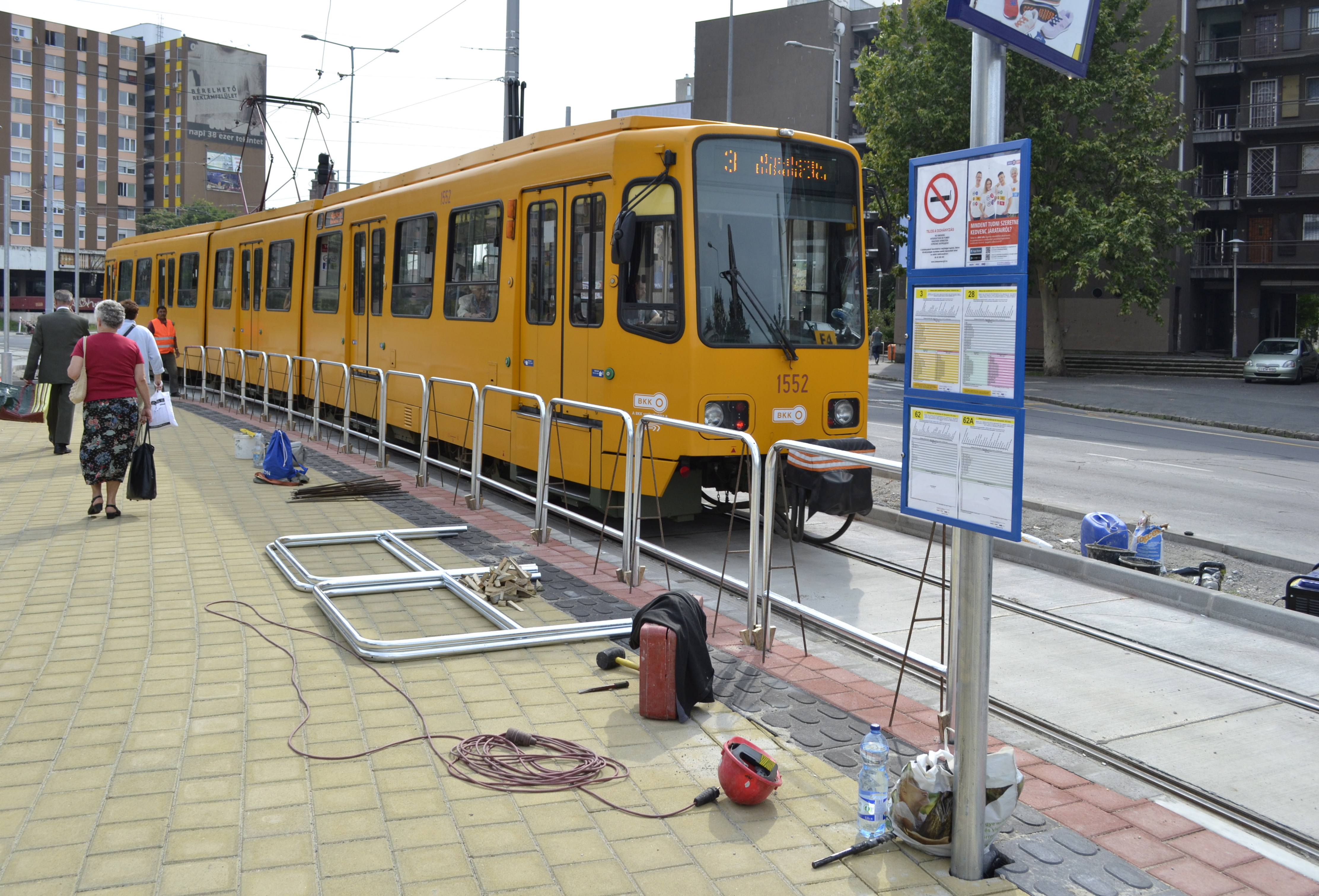 Sínekre hajtott egy autó Budapesten