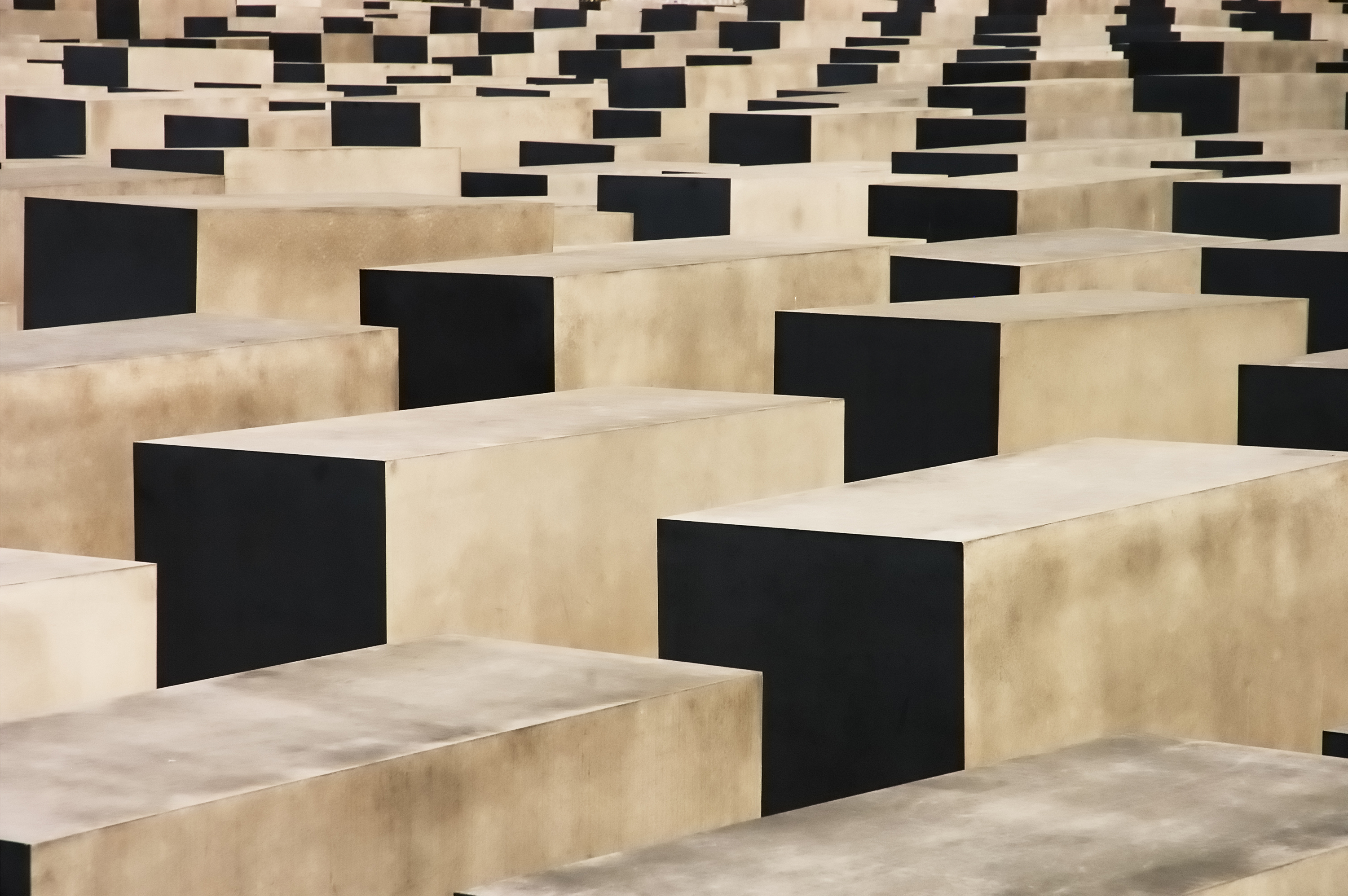 Po zwiedzaniu Reichstagu możemy udać się w kierunku pomniku Holocaustu, upamiętniającego zagładę Żydów podczas II wojny światowej. Pomnik projektu Petera Eisenmana został wybudowany w latach 2003-2005. Na placu o powierzchni 19 tysięcy metrów kwadratowych stoi prawie 3 tys. betonowych bloków różnej wielkości, które stwarzają wrażenie labiryntu. Według twórcy wejście w labirynt ma budzić grozę i zmuszać do zadumy