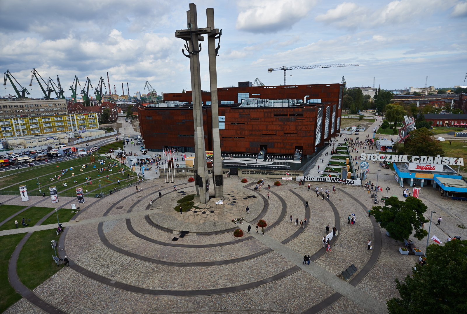 Prezydent przekazał też Centrum niewielki krzyż polowy, służący przy odprawianiu mszy świętych. Do Jaworza przywiózł go internowanym dominikanin, ojciec Jacek Salij.