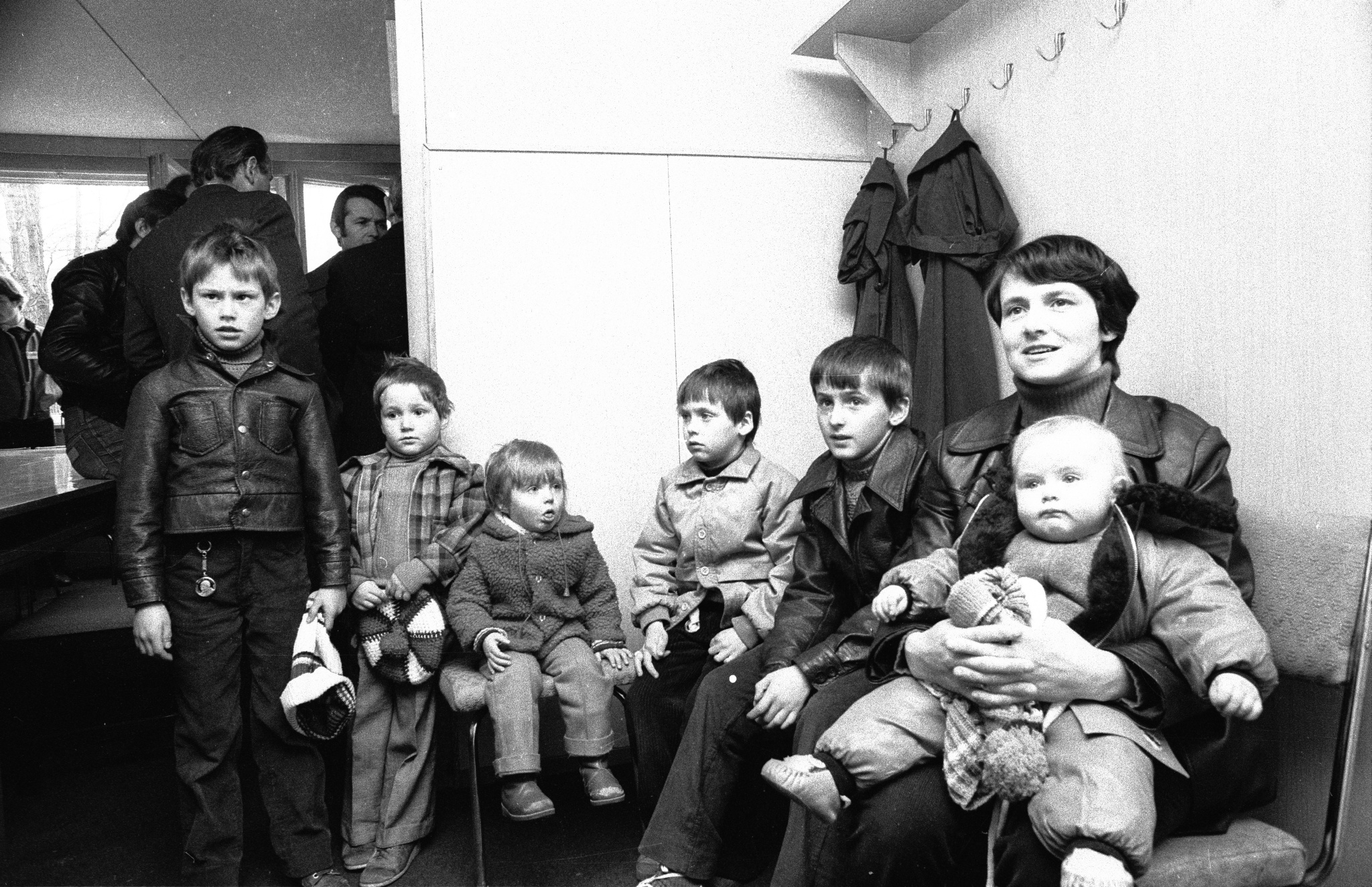 Danuta Wałęsa z dziećmi: Anną, Bogdanem, Przemysławem, Jarosławem, Magdaleną oraz Sławomirem w Stoczni Gdańskiej, 01.05.1981 r.