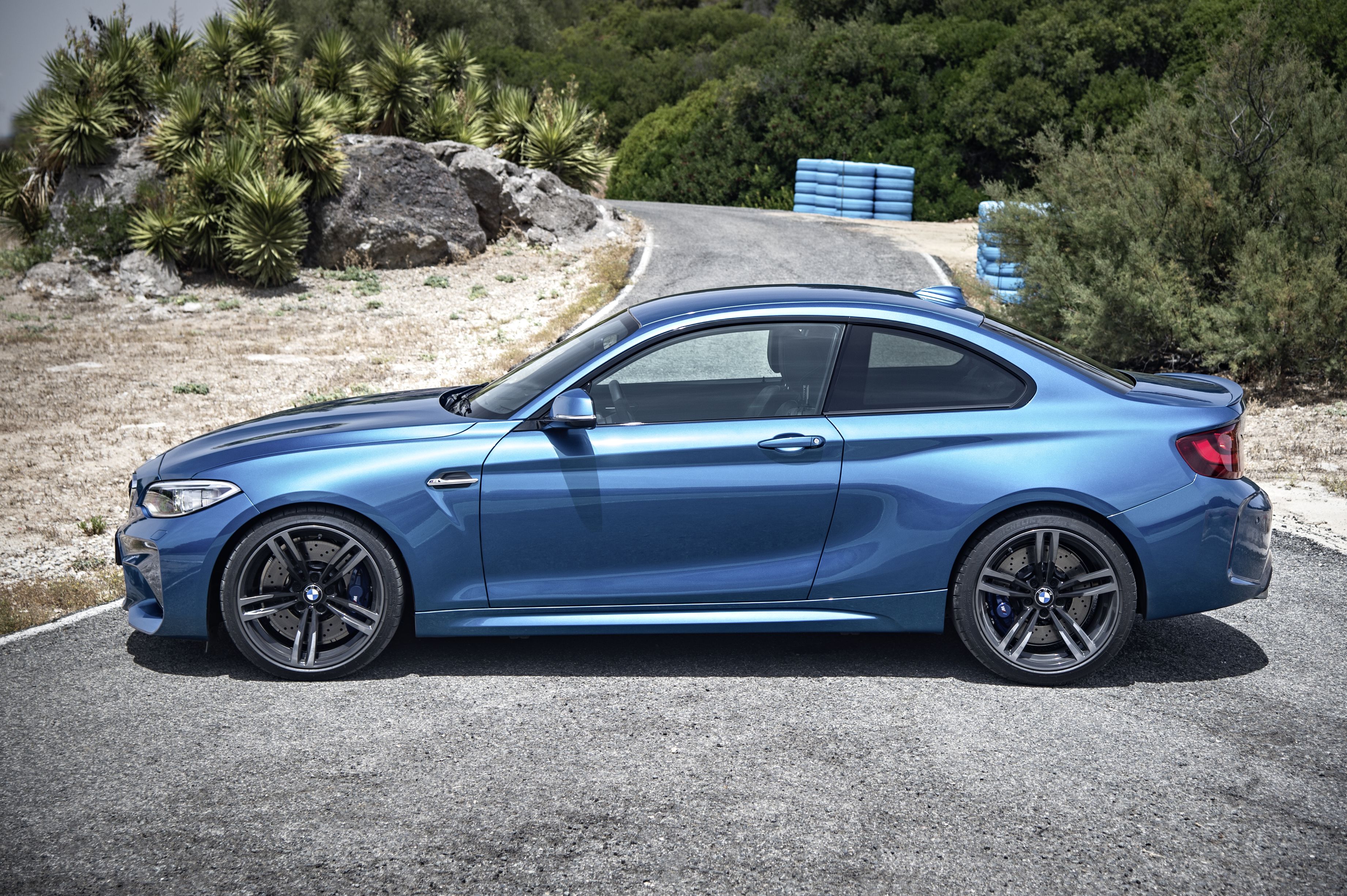 Trzylitrowy doładowany silnik BMW (370 KM) za pośrednictwem siedmiobiegowej przekładni dwusprzęgłowej przekazuje na 465 Nm, które dzięki funkcji overboost może na chwilę wystrzelić do 500 Nm. Auto po włączeniu układu Launch Control przyspiesza od 0 do 100 km w 4,3 sekundy. Prędkość maksymalna jest ograniczona elektronicznie do 250 km/h.