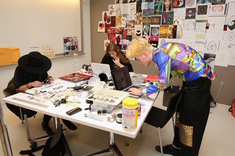 Studenci podczas zajęć w Central Saint Martins w Londynie