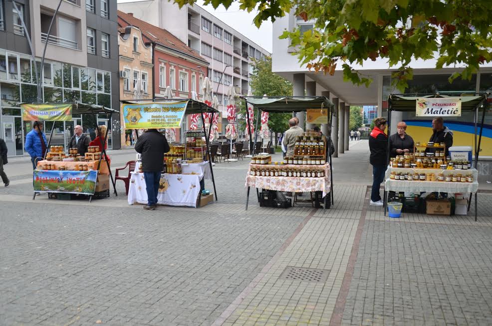 Prijedor u znaku meda: Pčelinje proizvode na trgu predstavlja ... - Blic